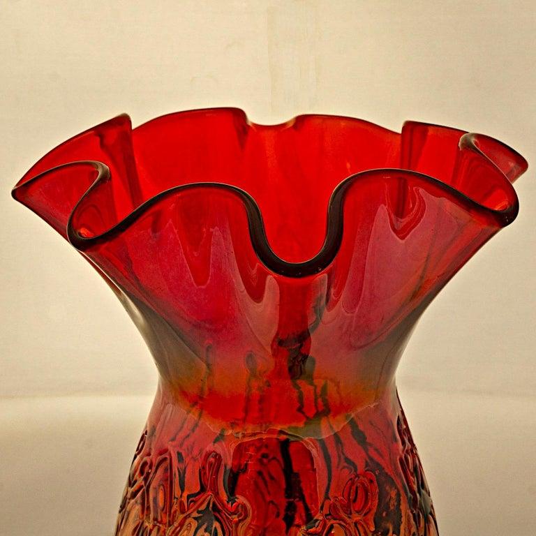 Fabelhafte große rote, dunkelgraue und klare Vase aus strukturiertem und geriffeltem Glas. Messen Höhe ca. 30,5 cm / 12 Zoll, und die geriffelte Spitze ist Durchmesser ca. 19,5 cm / 7,67 Zoll. Die Vase ist in sehr gutem Zustand.

Dies ist eine