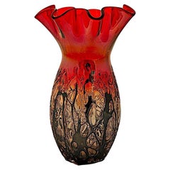 Grand vase en verre rouge, gris et transparent texturé et cannelé, vers les années 1950