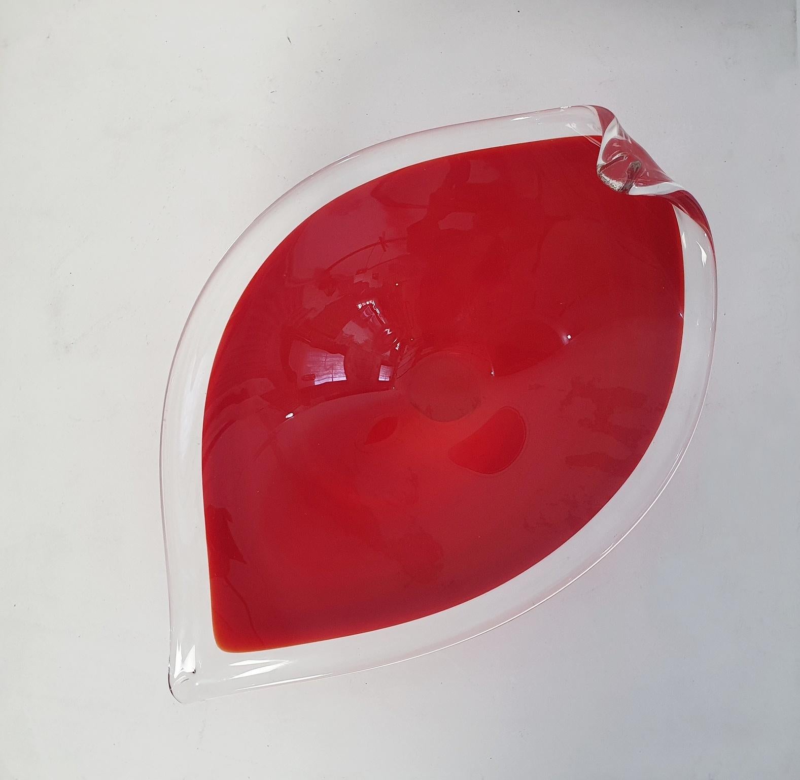 20ième siècle Grand bol rouge en verre de Murano fait main, Italie en vente