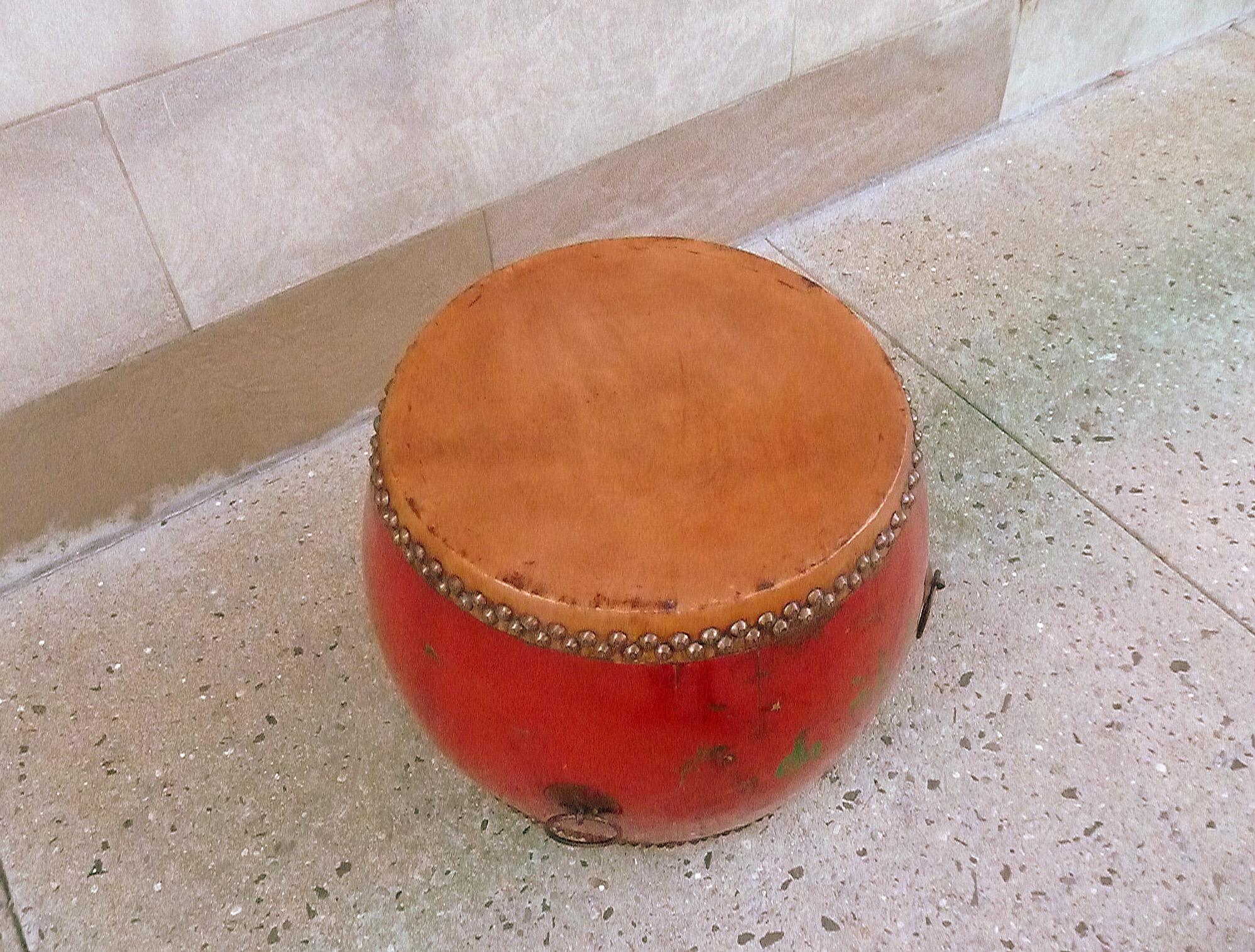Large Red Lacquer Drum In Good Condition For Sale In Greenwich, CT