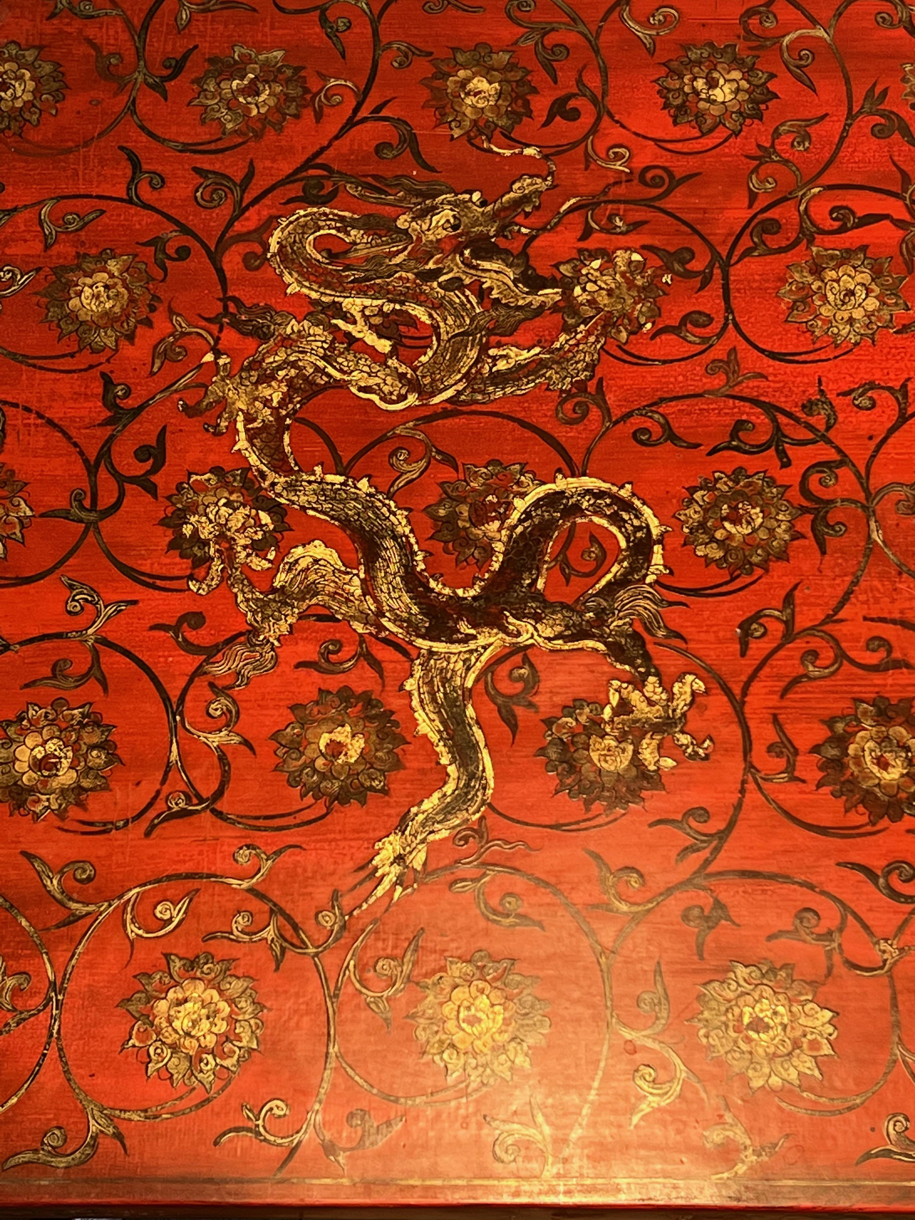 Large Red Lacquered Coffee Table with Gold Chinese Decorations For Sale 4