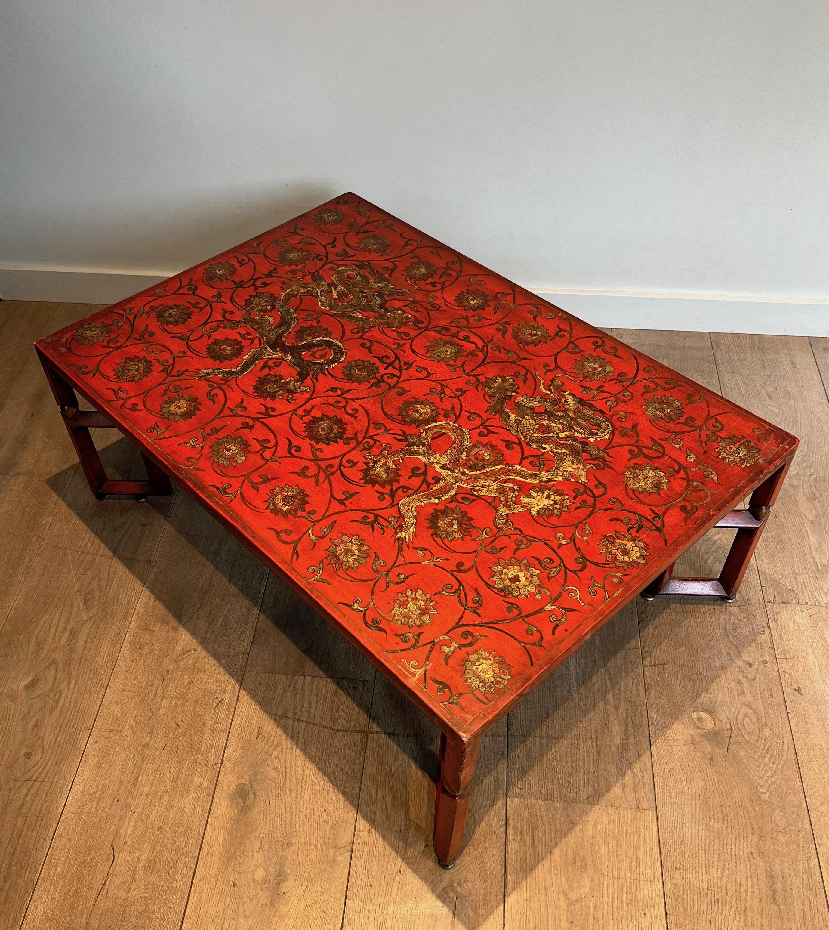 Large Red Lacquered Coffee Table with Gold Chinese Decorations In Good Condition For Sale In Marcq-en-Barœul, Hauts-de-France