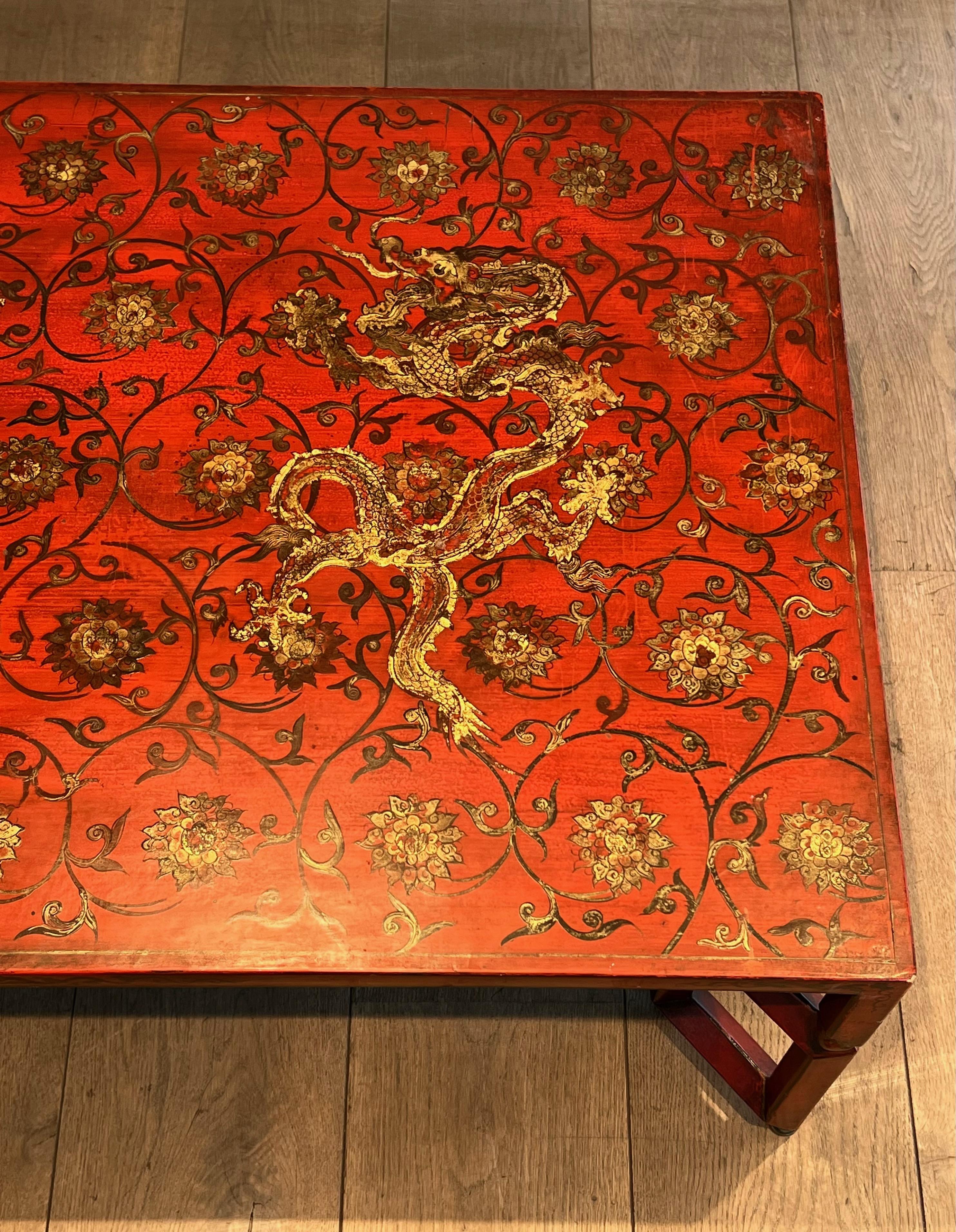 Large Red Lacquered Coffee Table with Gold Chinese Decorations For Sale 1