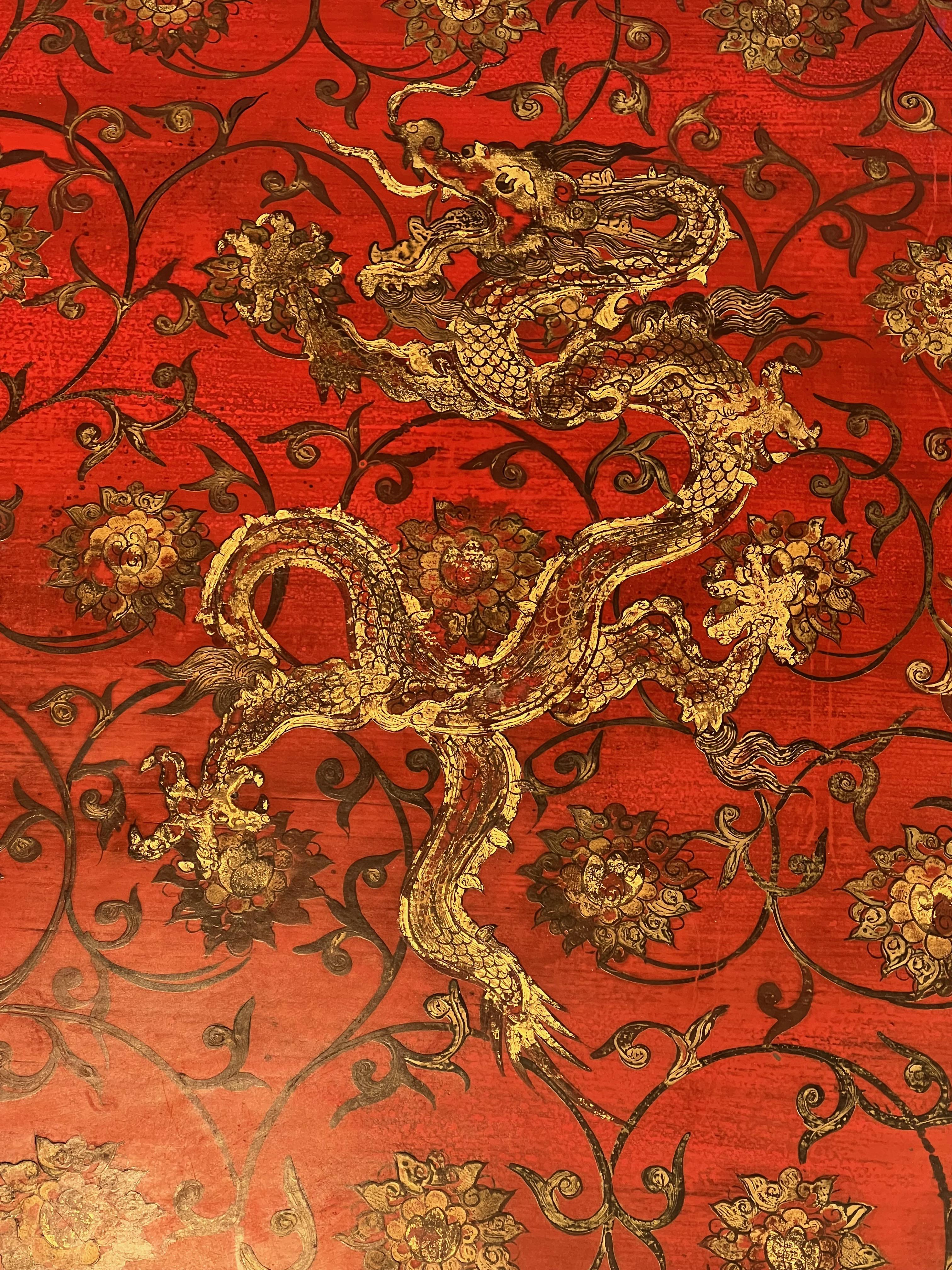 Large Red Lacquered Coffee Table with Gold Chinese Decorations For Sale 2