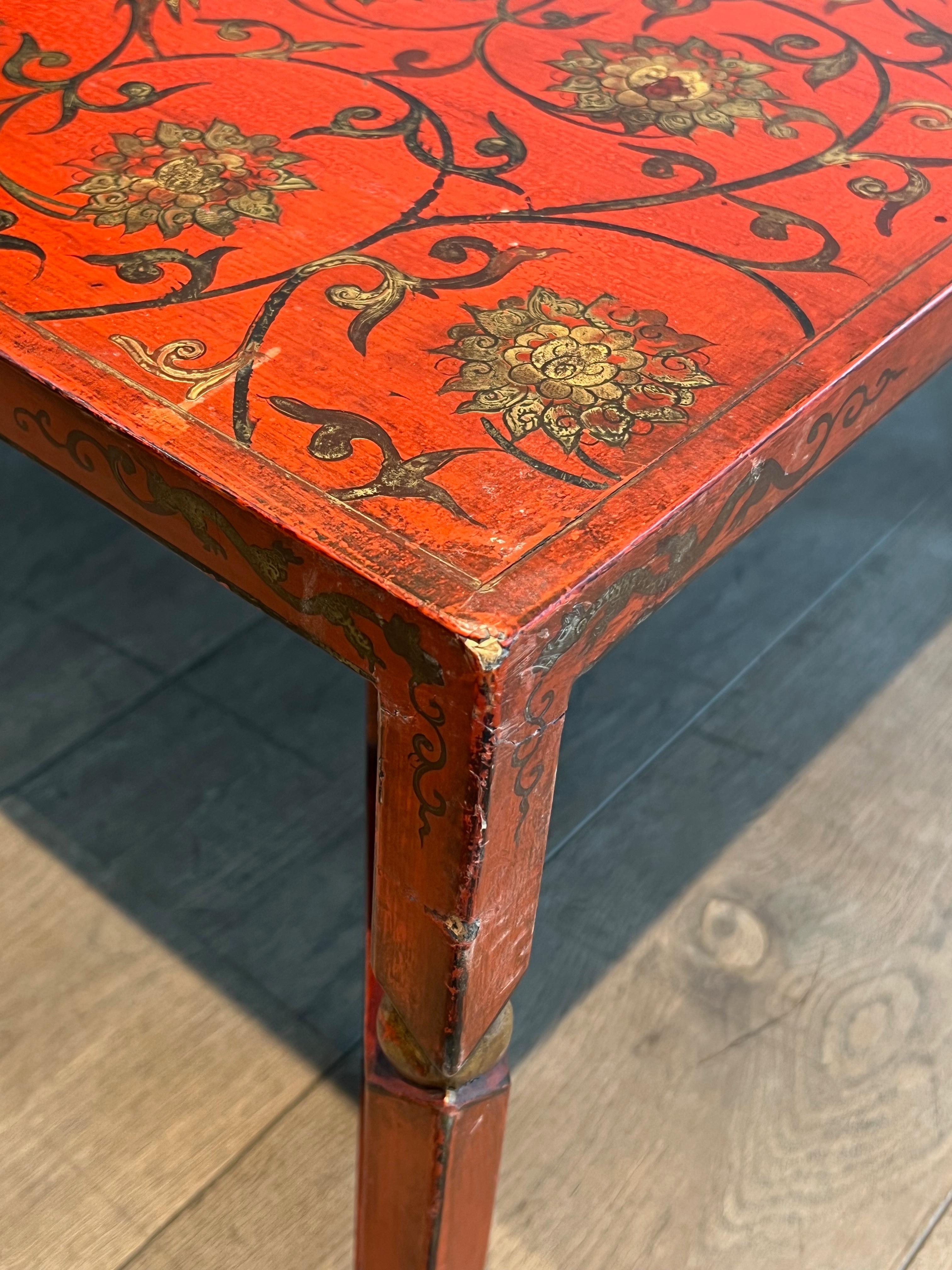 Large Red Lacquered Coffee Table with Gold Chinese Decorations For Sale 1