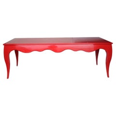Grande table à festons laquée rouge style Jean-Michel Frank, vers 1970