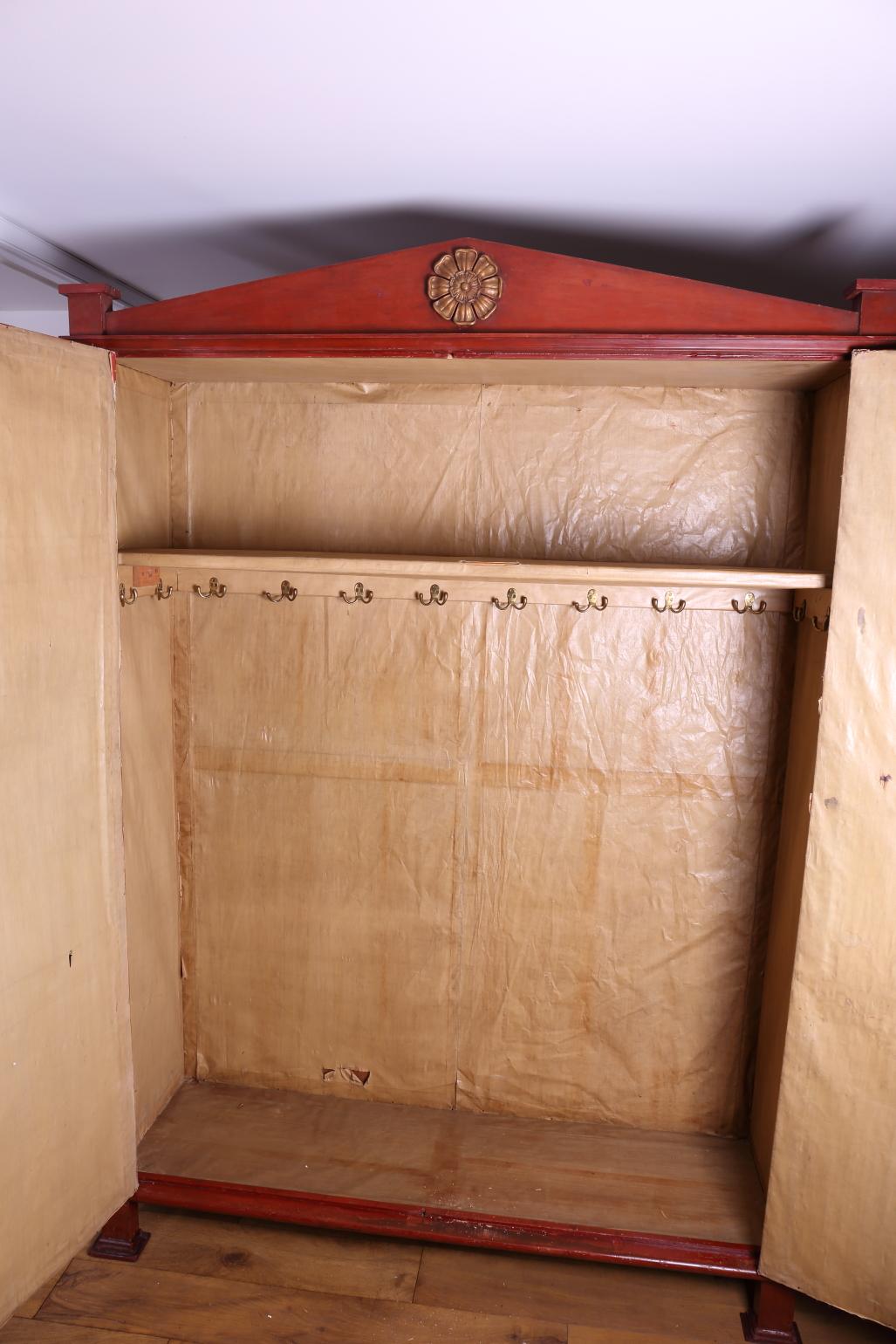 Large Red Lacquered wardrobe with gilded figures in relief In Good Condition For Sale In Stratford upon Avon, GB