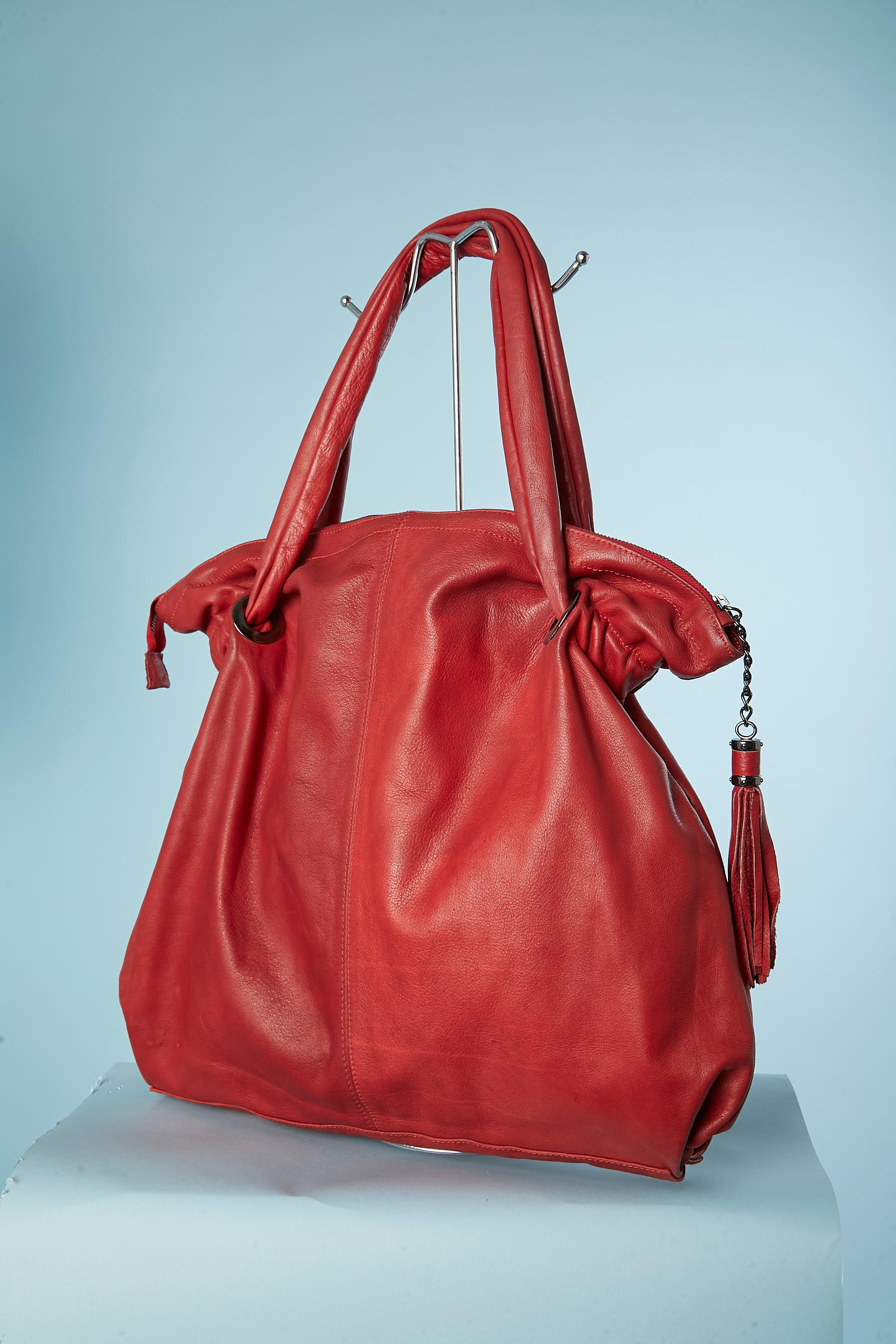 Bolso grande de piel roja con adorno de tachuelas plateadas Colección LANVIN Rojo en venta