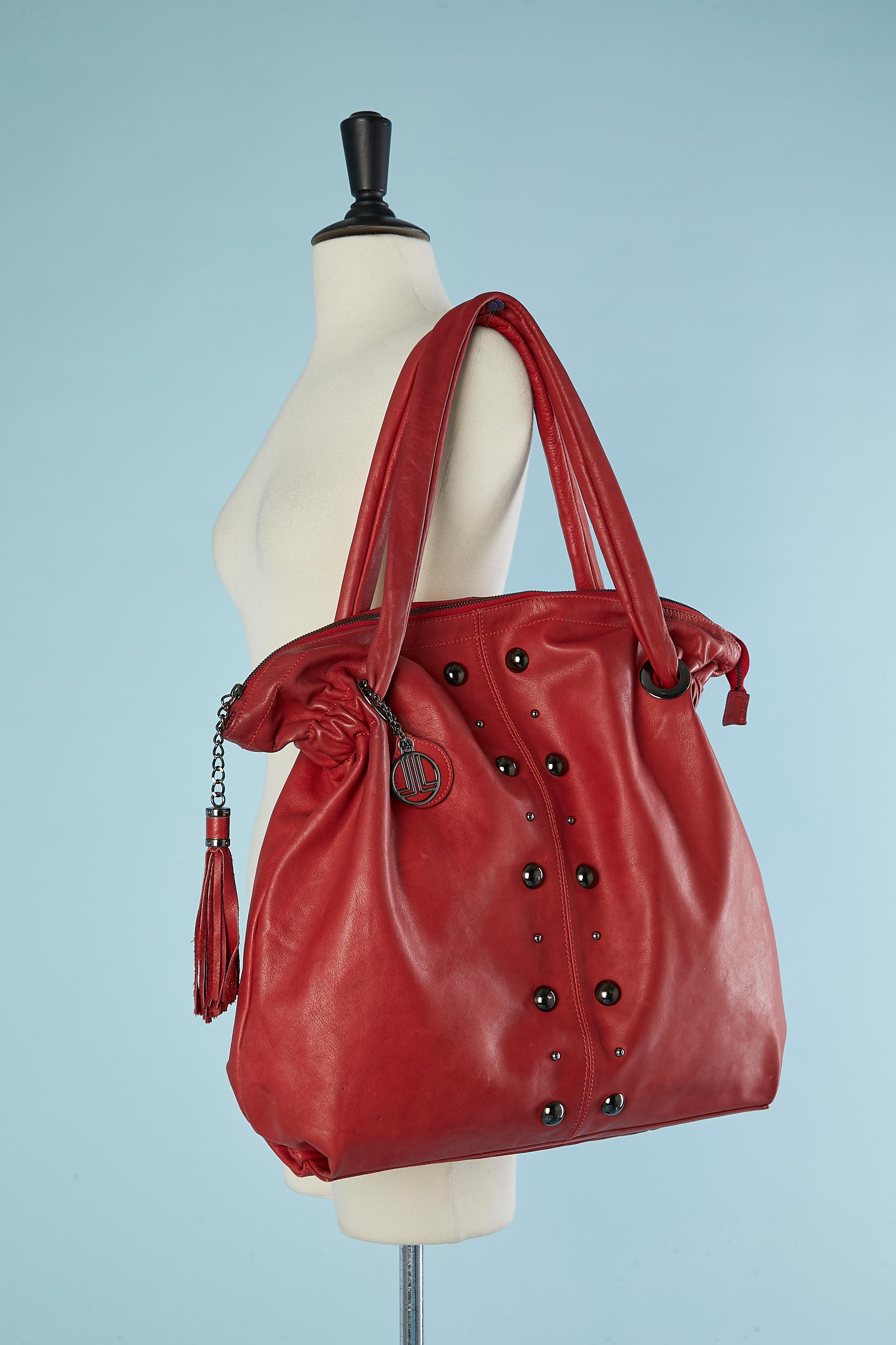 Bolso grande de piel roja con adorno de tachuelas plateadas Colección LANVIN en Bastante bueno estado para la venta en Saint-Ouen-Sur-Seine, FR