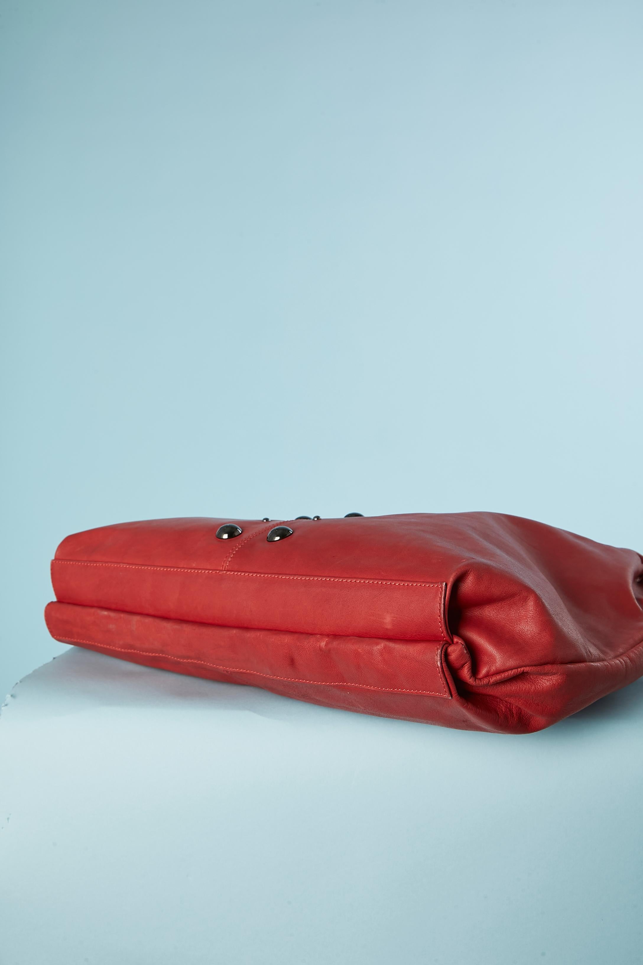 De las mujeres Bolso grande de piel roja con adorno de tachuelas plateadas Colección LANVIN en venta