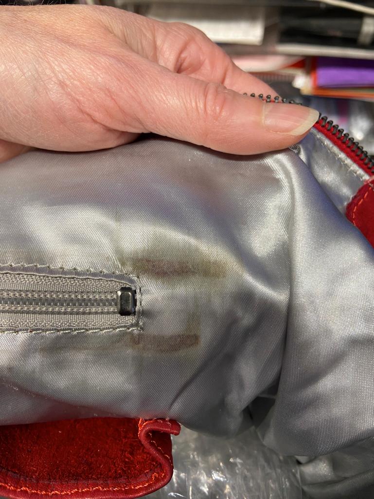 Bolso grande de piel roja con adorno de tachuelas plateadas Colección LANVIN en venta 1