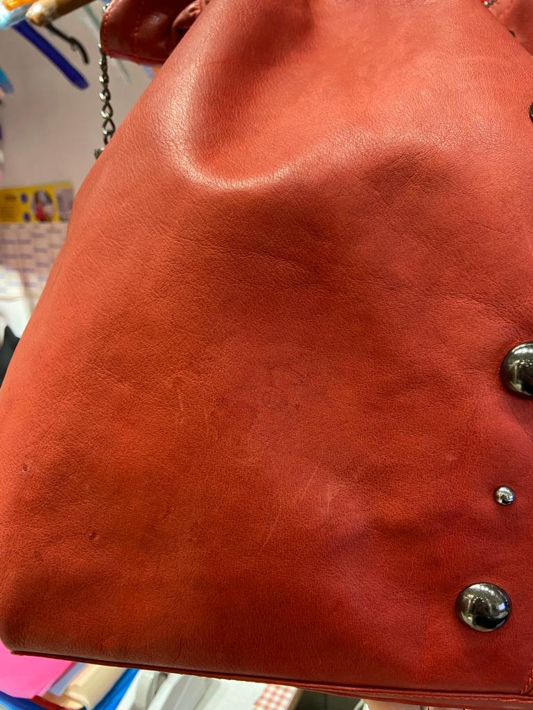 Bolso grande de piel roja con adorno de tachuelas plateadas Colección LANVIN en venta 3