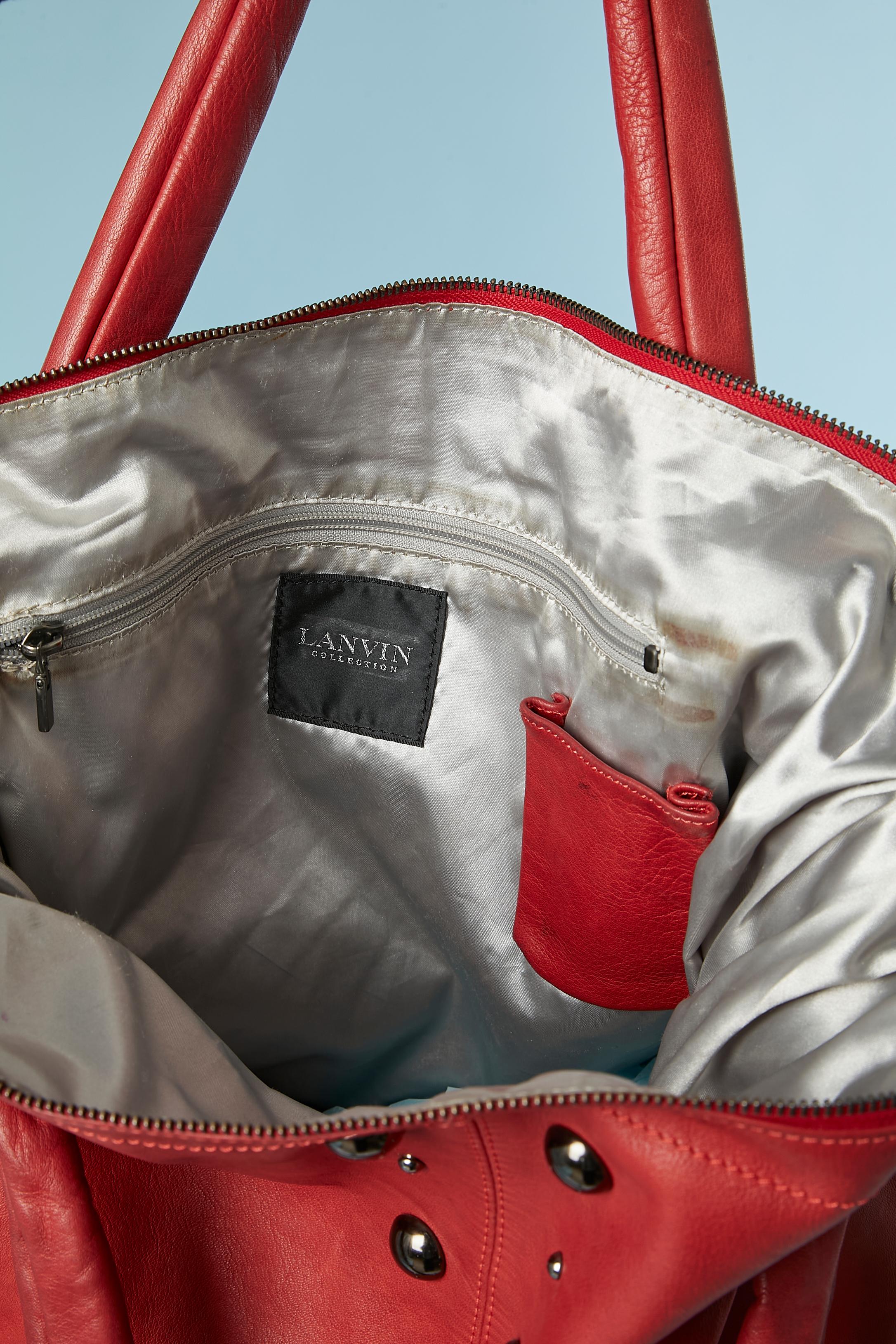 Bolso grande de piel roja con adorno de tachuelas plateadas Colección LANVIN en venta 4