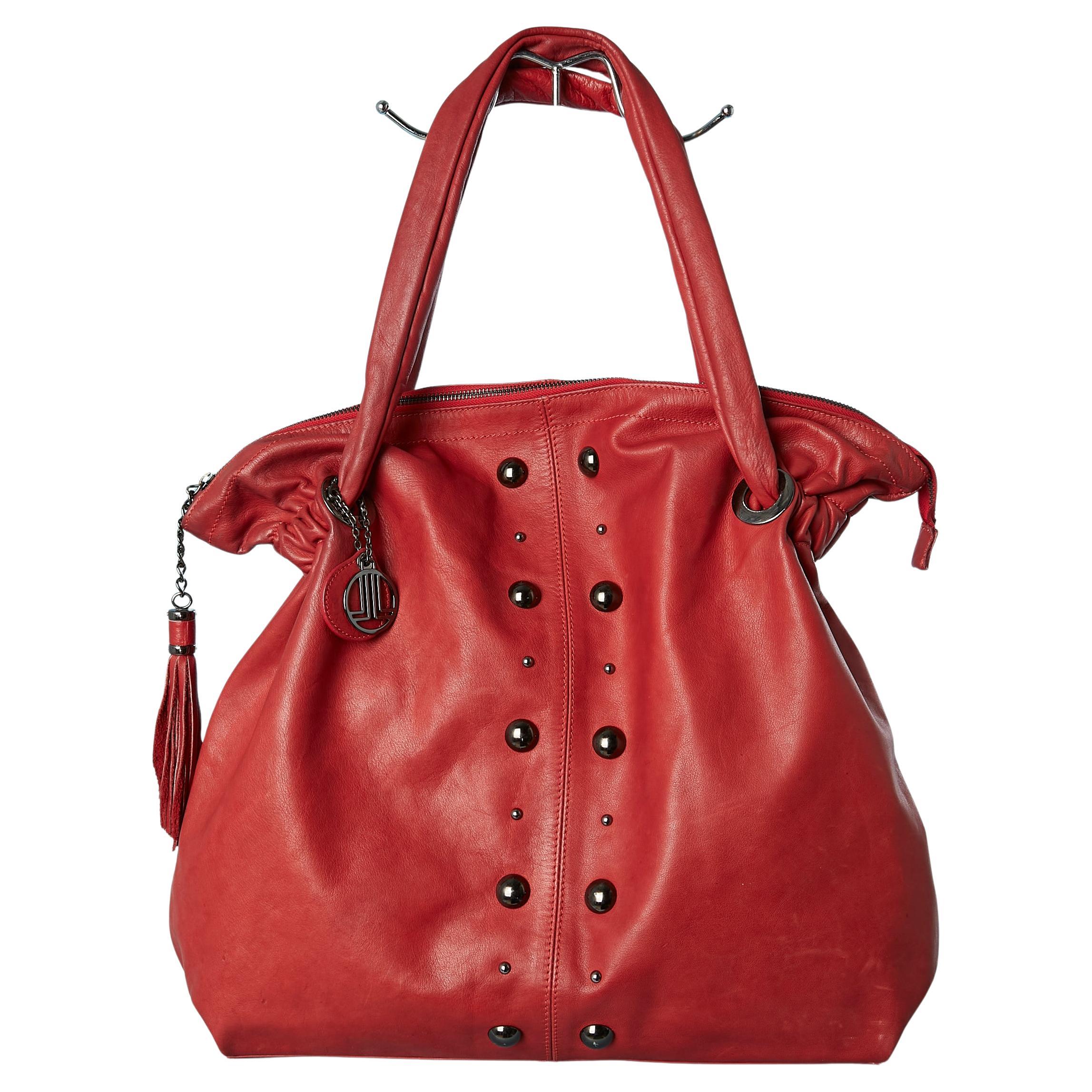 Bolso grande de piel roja con adorno de tachuelas plateadas Colección LANVIN en venta