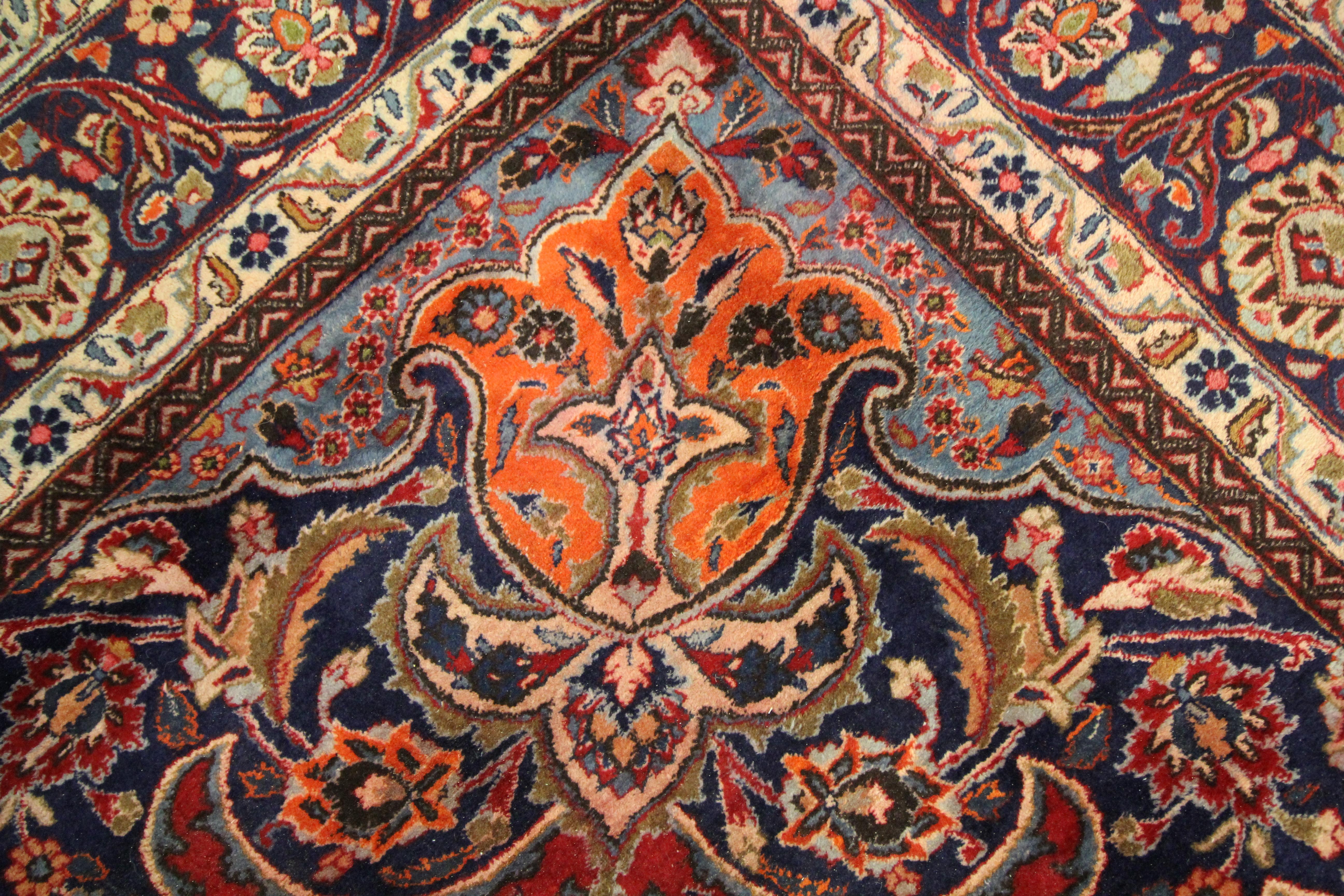 Großer roter traditioneller handgefertigter Orientteppich aus Wolle für Wohnzimmer im Angebot 3
