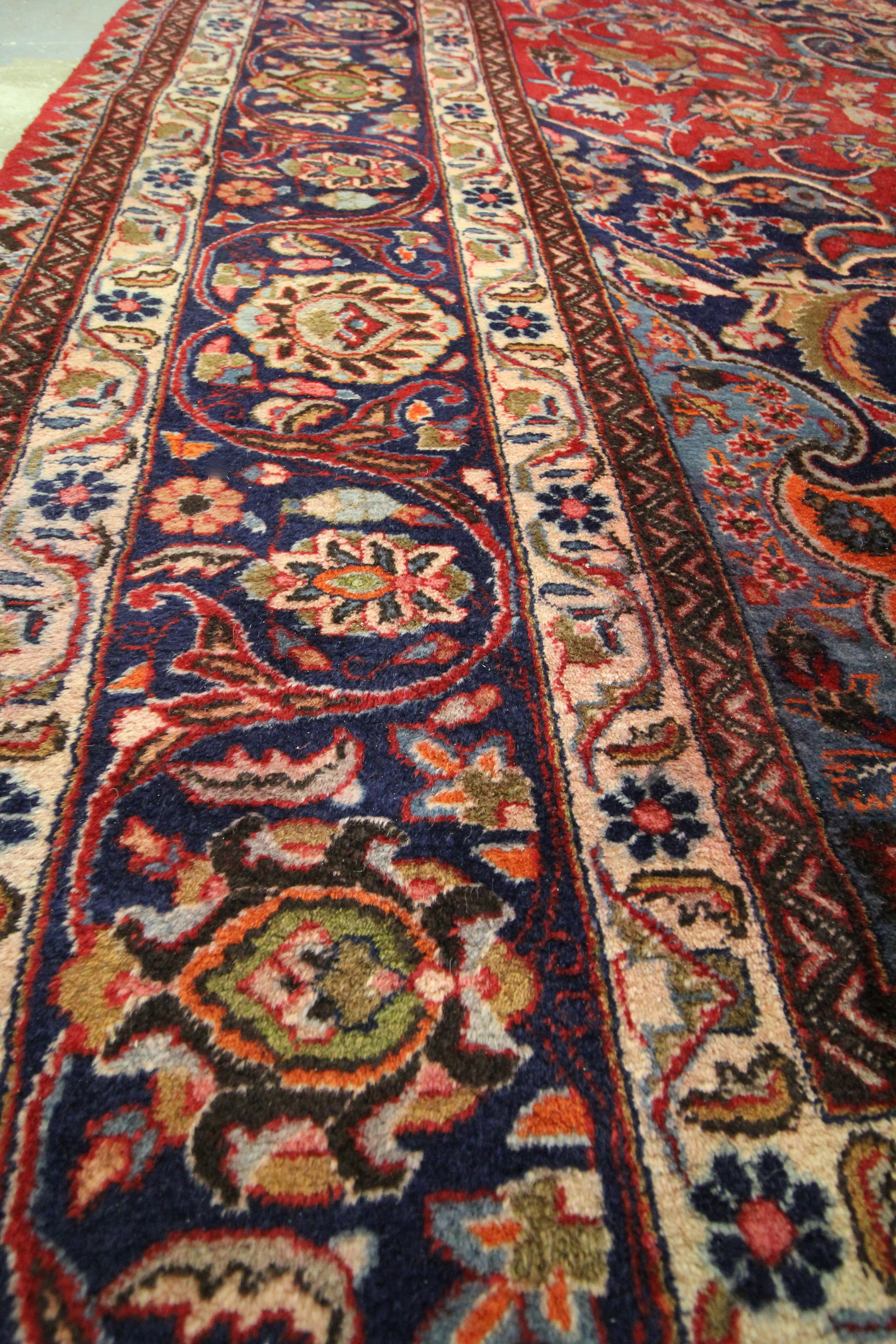 Großer roter traditioneller handgefertigter Orientteppich aus Wolle für Wohnzimmer im Angebot 5