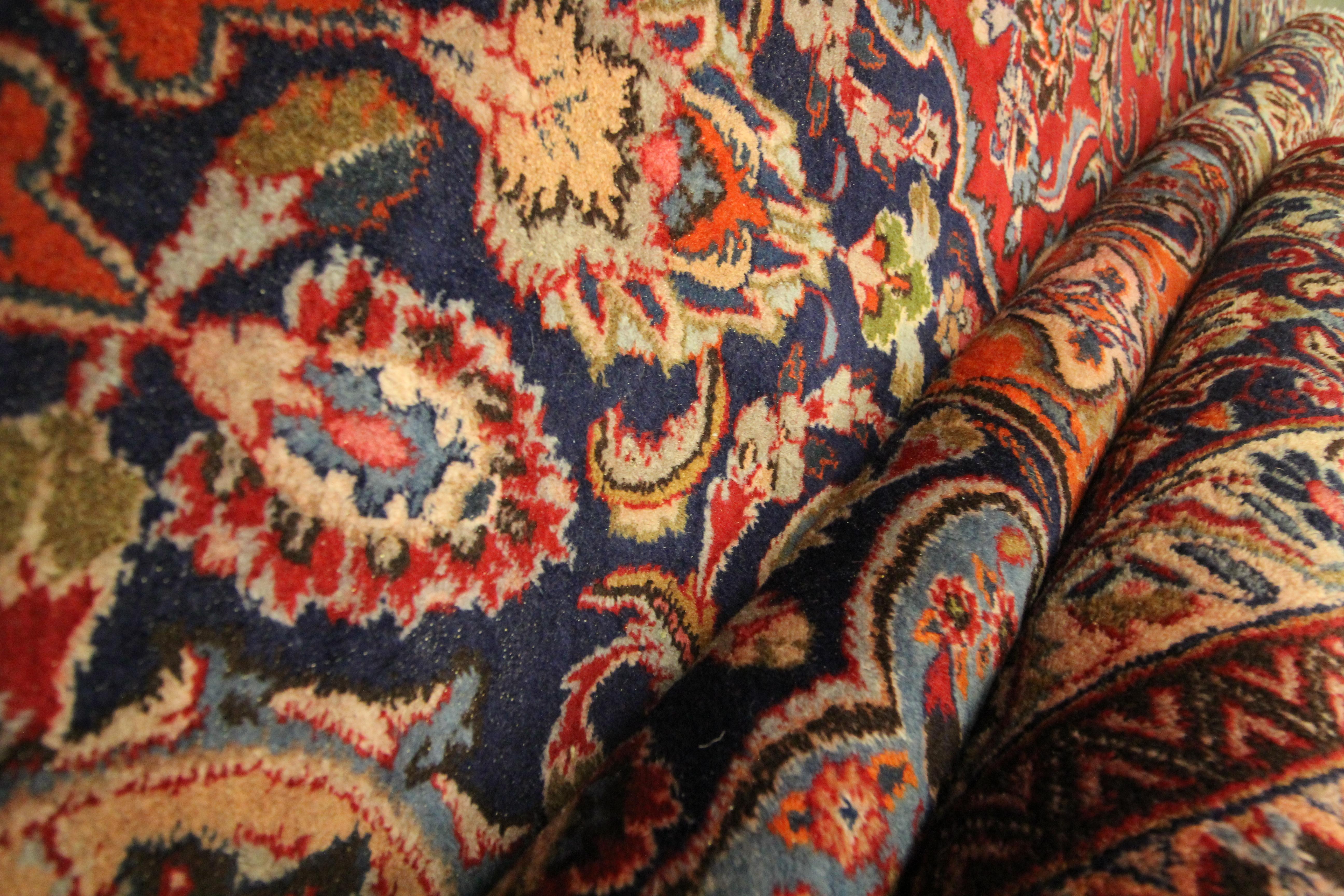Großer roter traditioneller handgefertigter Orientteppich aus Wolle für Wohnzimmer im Angebot 7