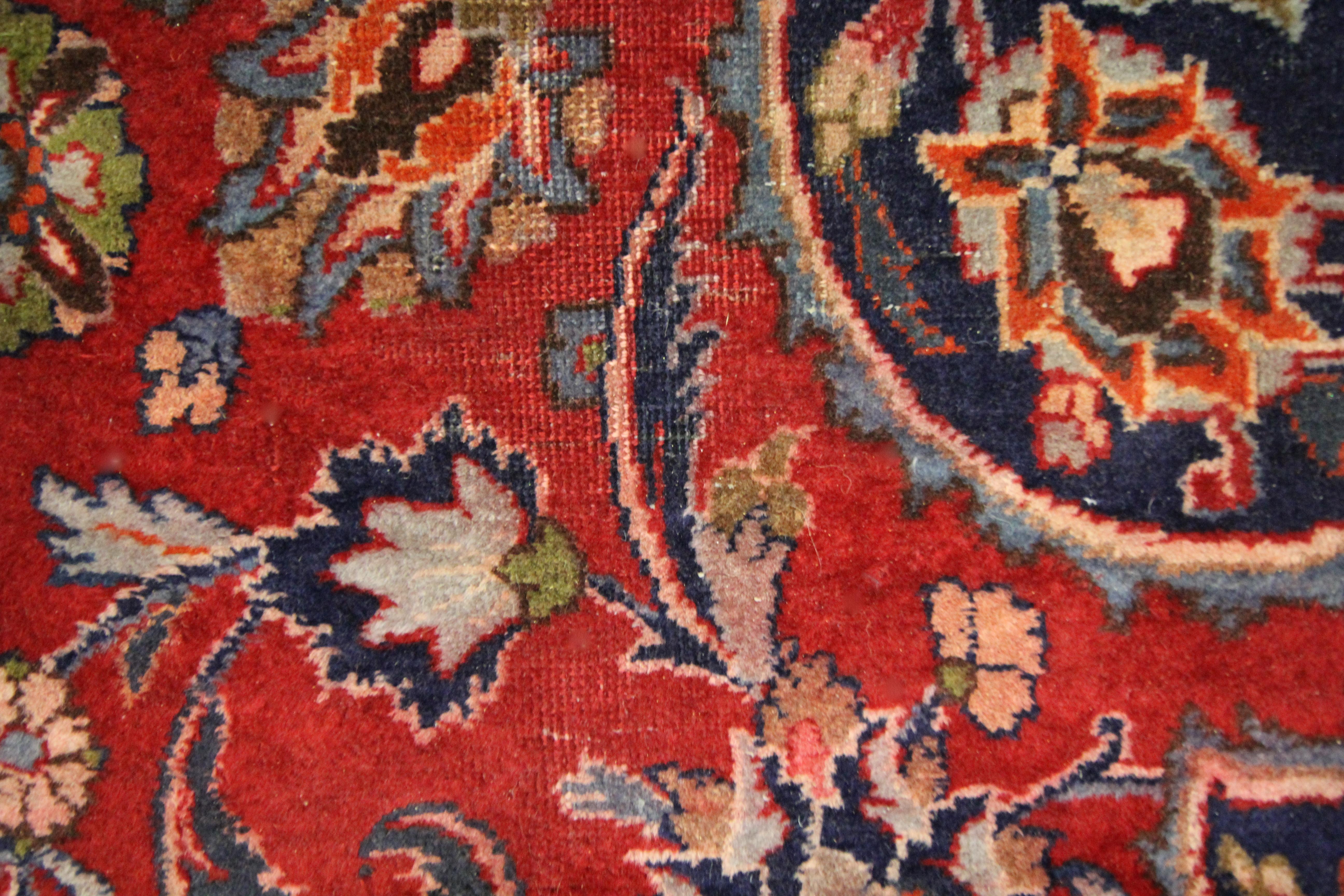 Großer roter traditioneller handgefertigter Orientteppich aus Wolle für Wohnzimmer im Angebot 8