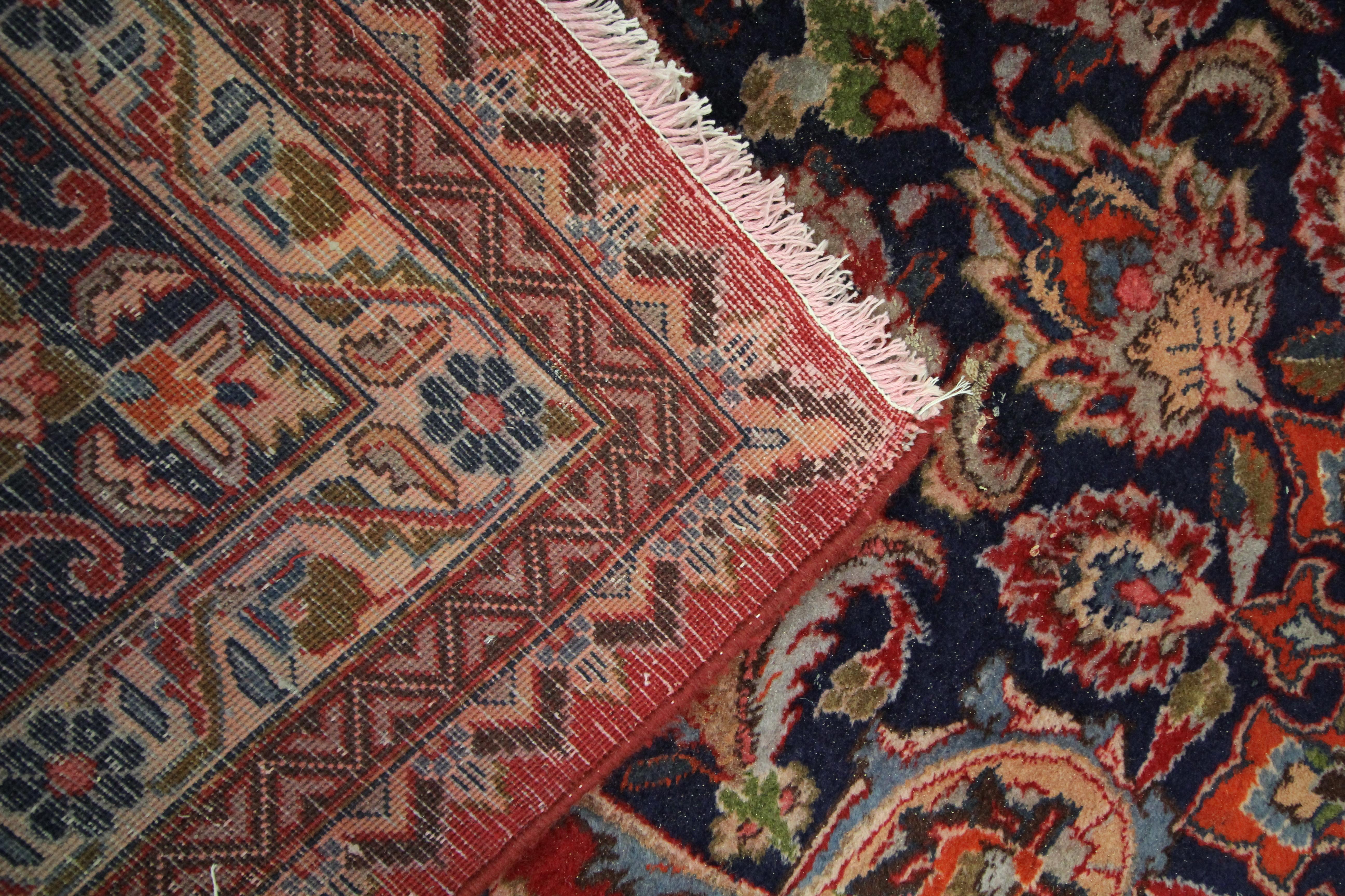 Großer roter traditioneller handgefertigter Orientteppich aus Wolle für Wohnzimmer im Angebot 10