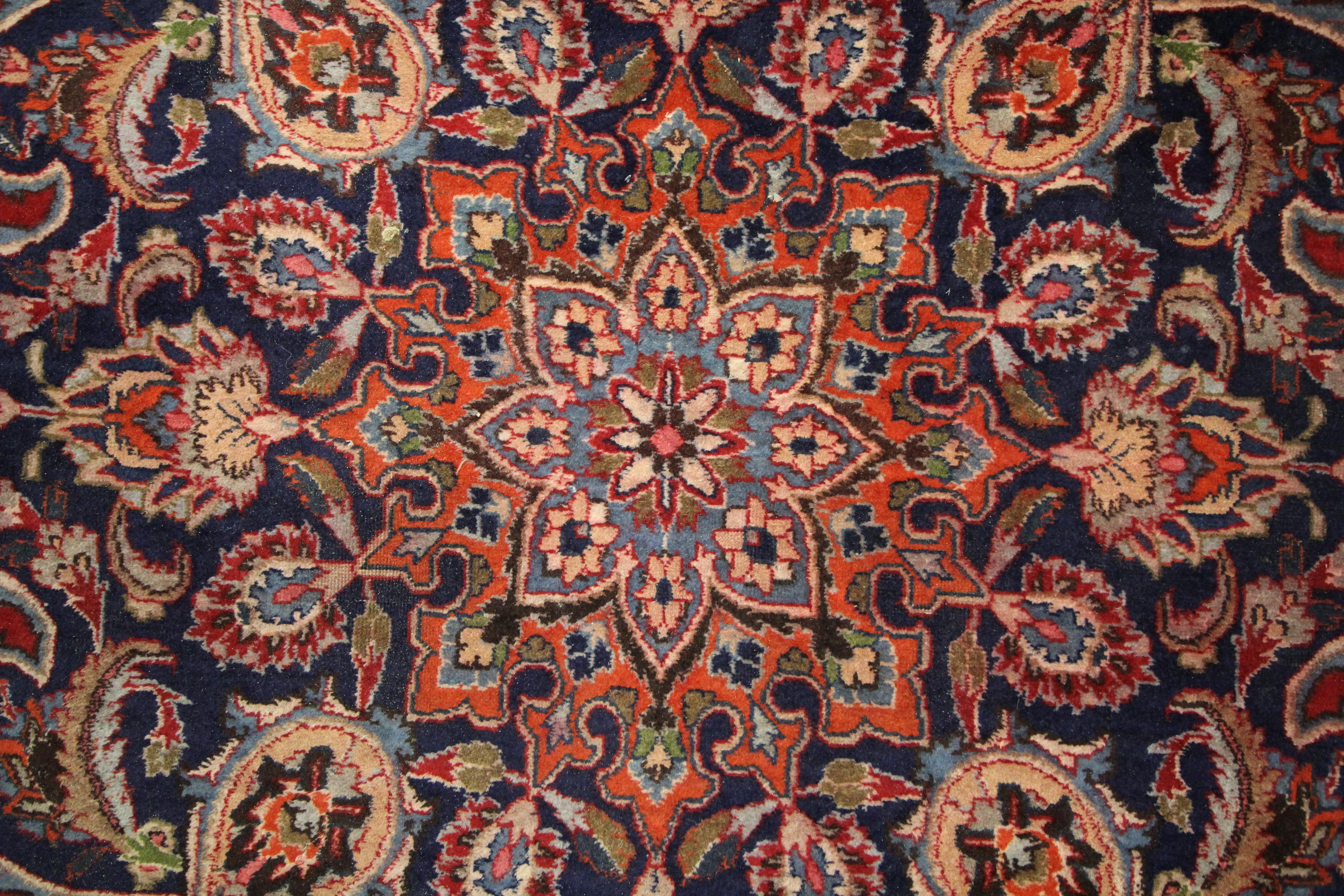 Großer roter traditioneller handgefertigter Orientteppich aus Wolle für Wohnzimmer im Zustand „Hervorragend“ im Angebot in Hampshire, GB