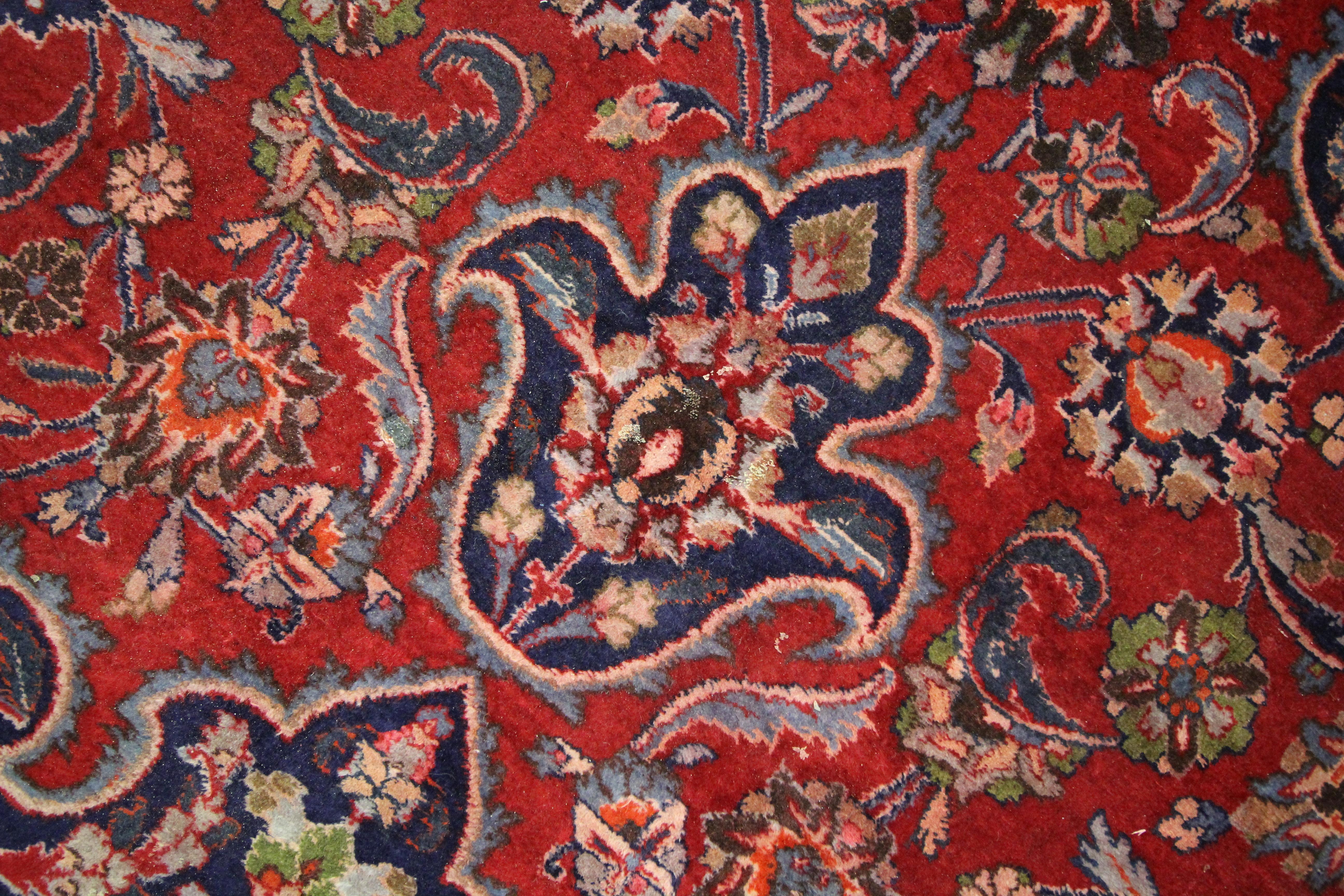 Großer roter traditioneller handgefertigter Orientteppich aus Wolle für Wohnzimmer (Mitte des 20. Jahrhunderts) im Angebot