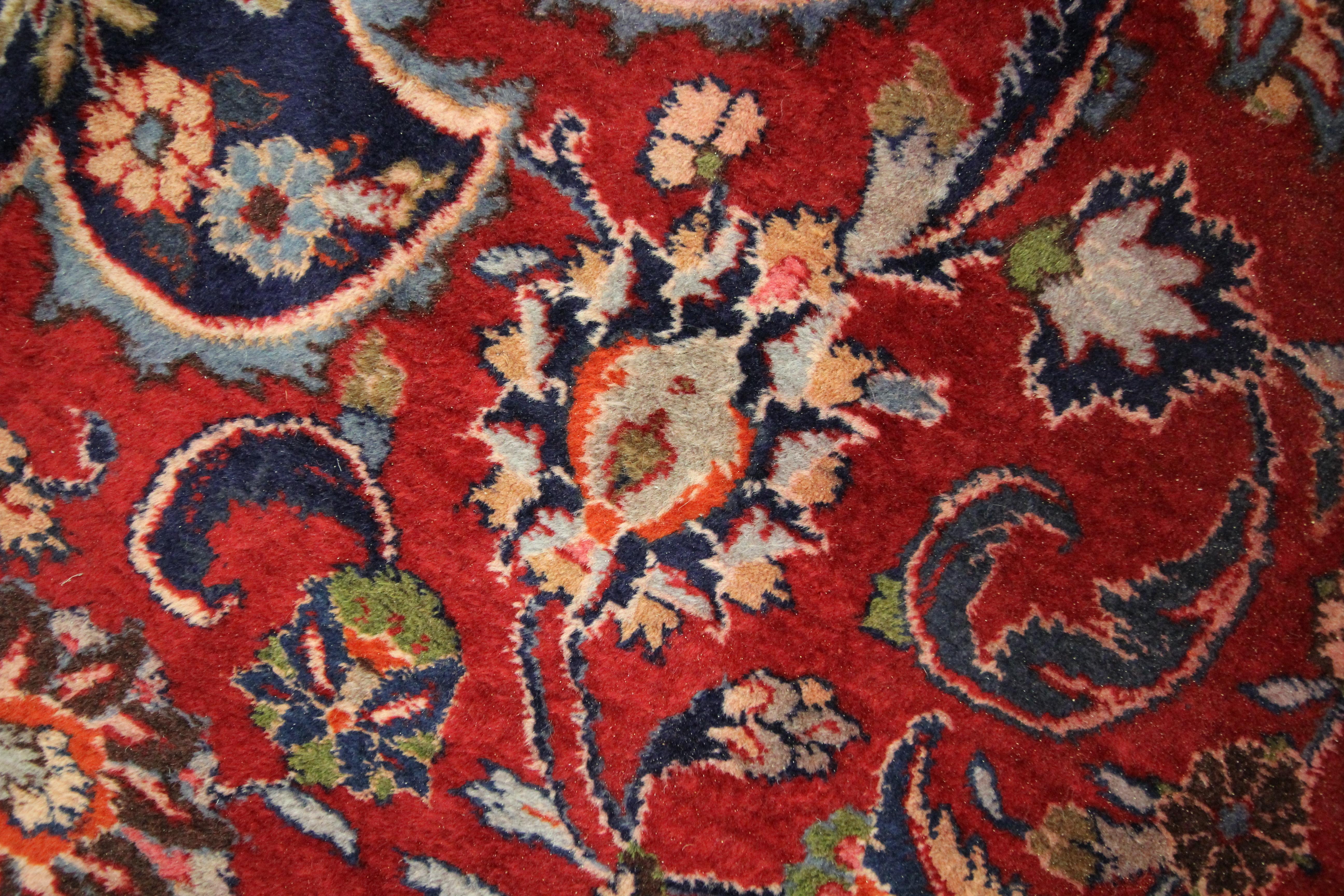 Großer roter traditioneller handgefertigter Orientteppich aus Wolle für Wohnzimmer im Angebot 1