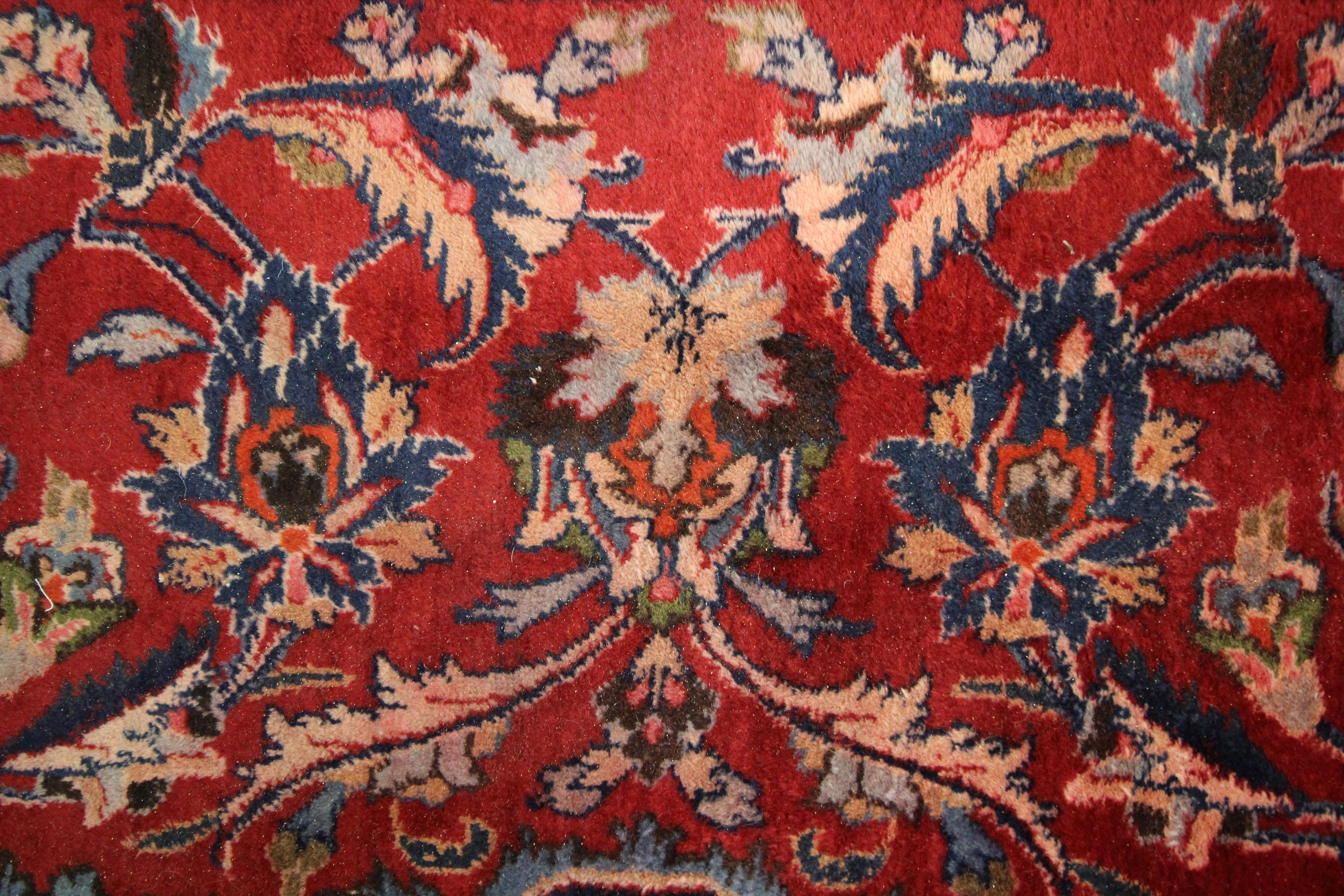 Großer roter traditioneller handgefertigter Orientteppich aus Wolle für Wohnzimmer im Angebot 2