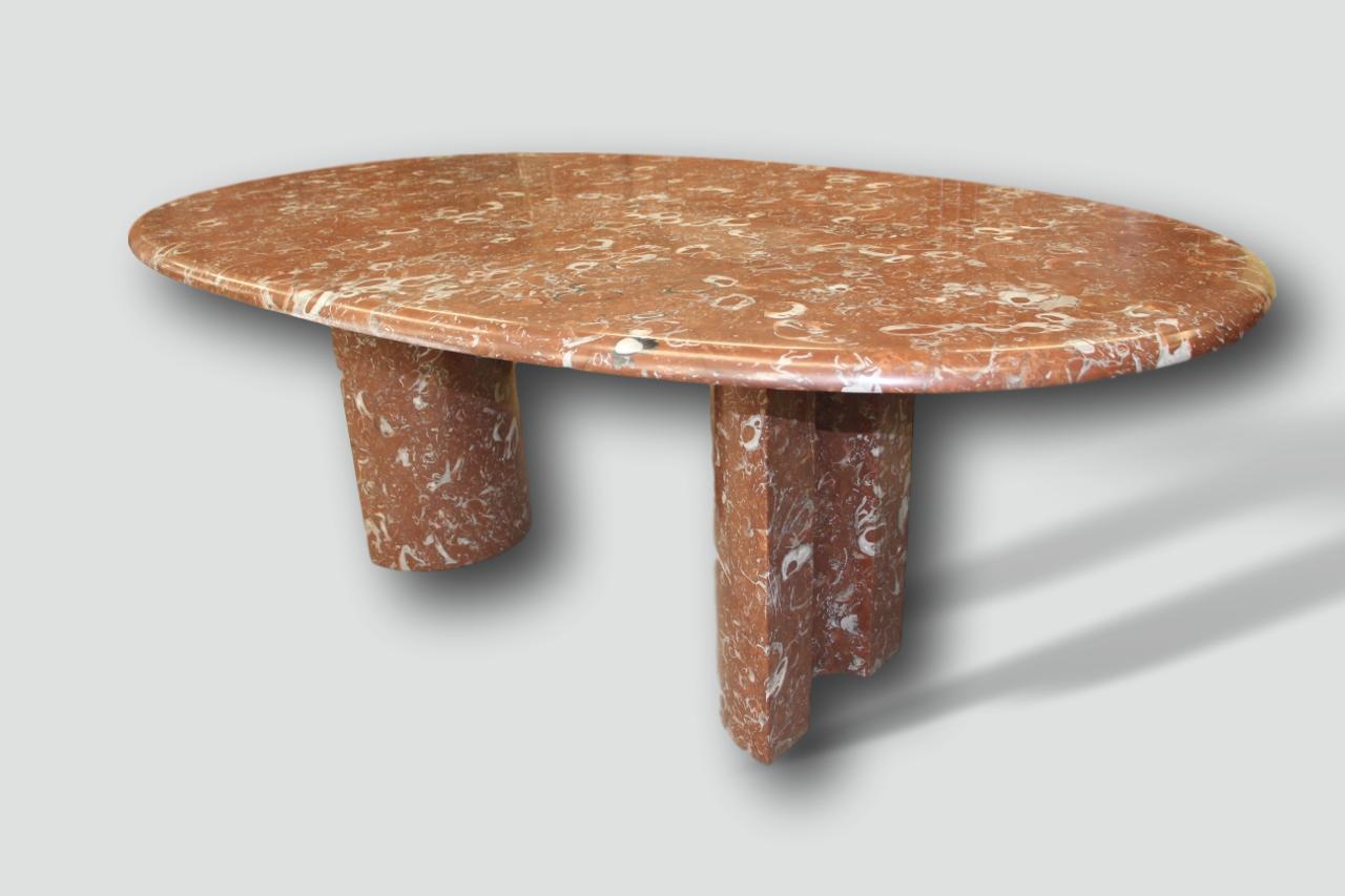 Large dining room table in red marble, from the Charles house from the 1970s in very good condition the 