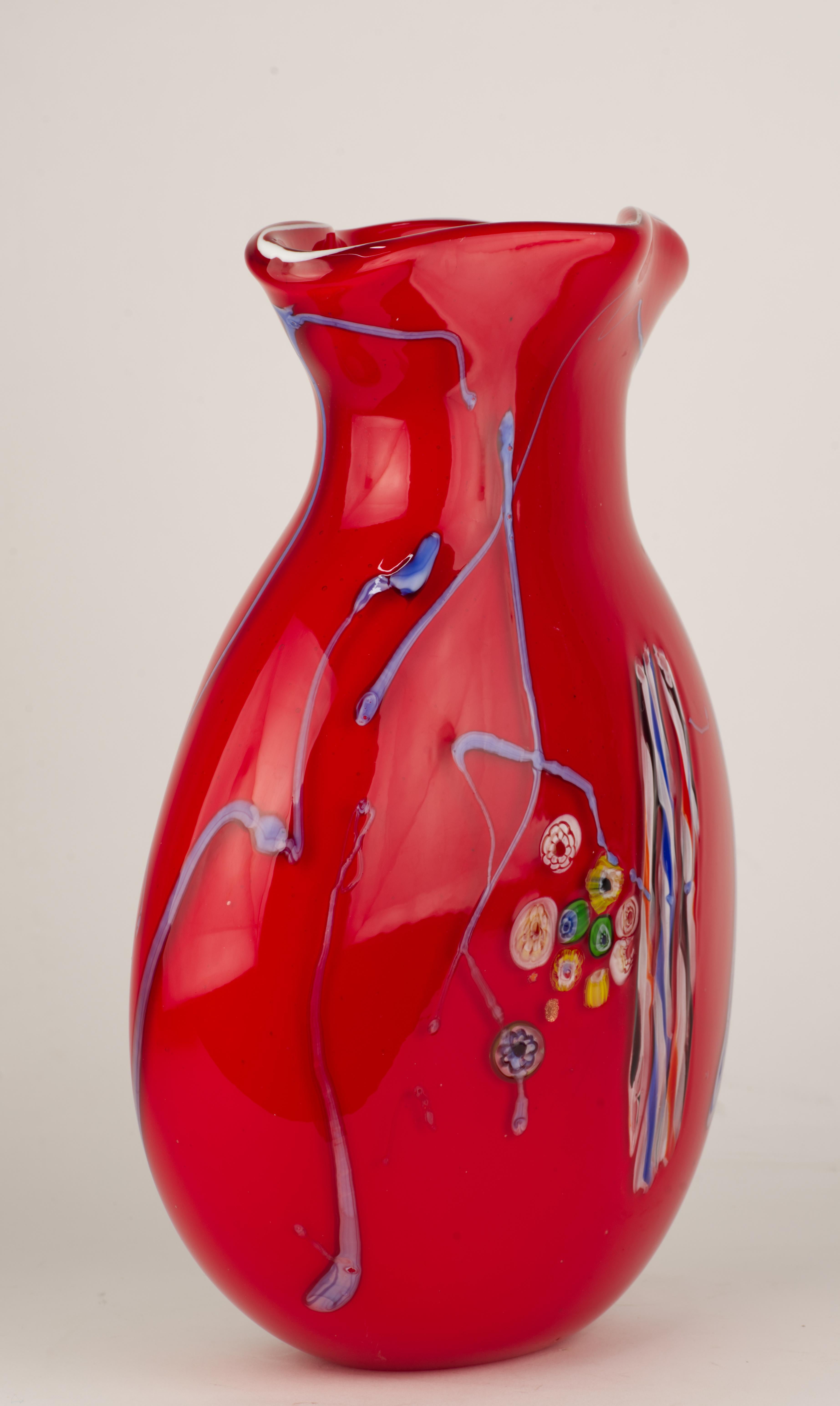 Mid-Century moderno Grande vaso rosso Millefiori e Murine, vetro di Murano Nello stile di Dino Martens in vendita