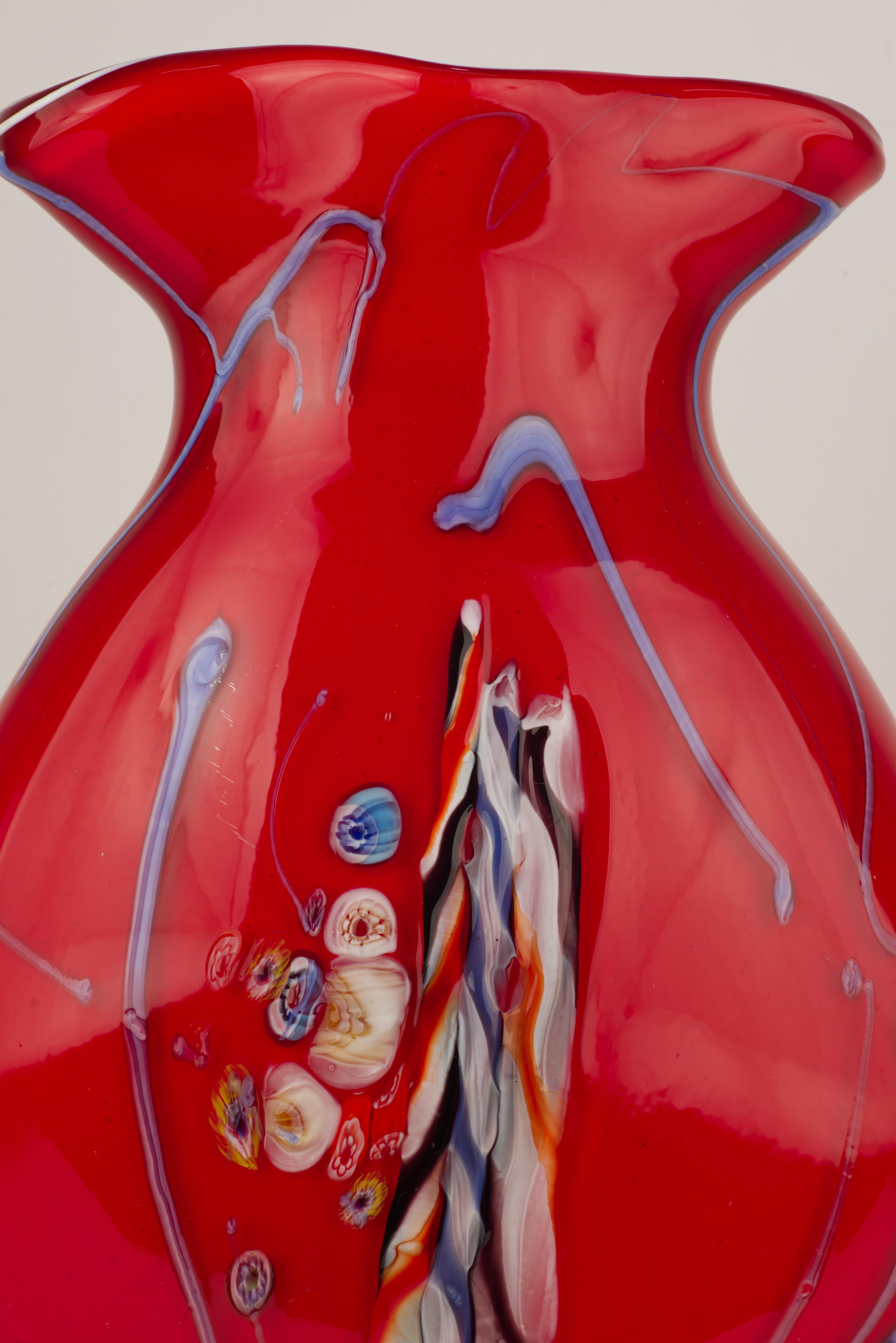 Fatto a mano Grande vaso rosso Millefiori e Murine, vetro di Murano Nello stile di Dino Martens in vendita
