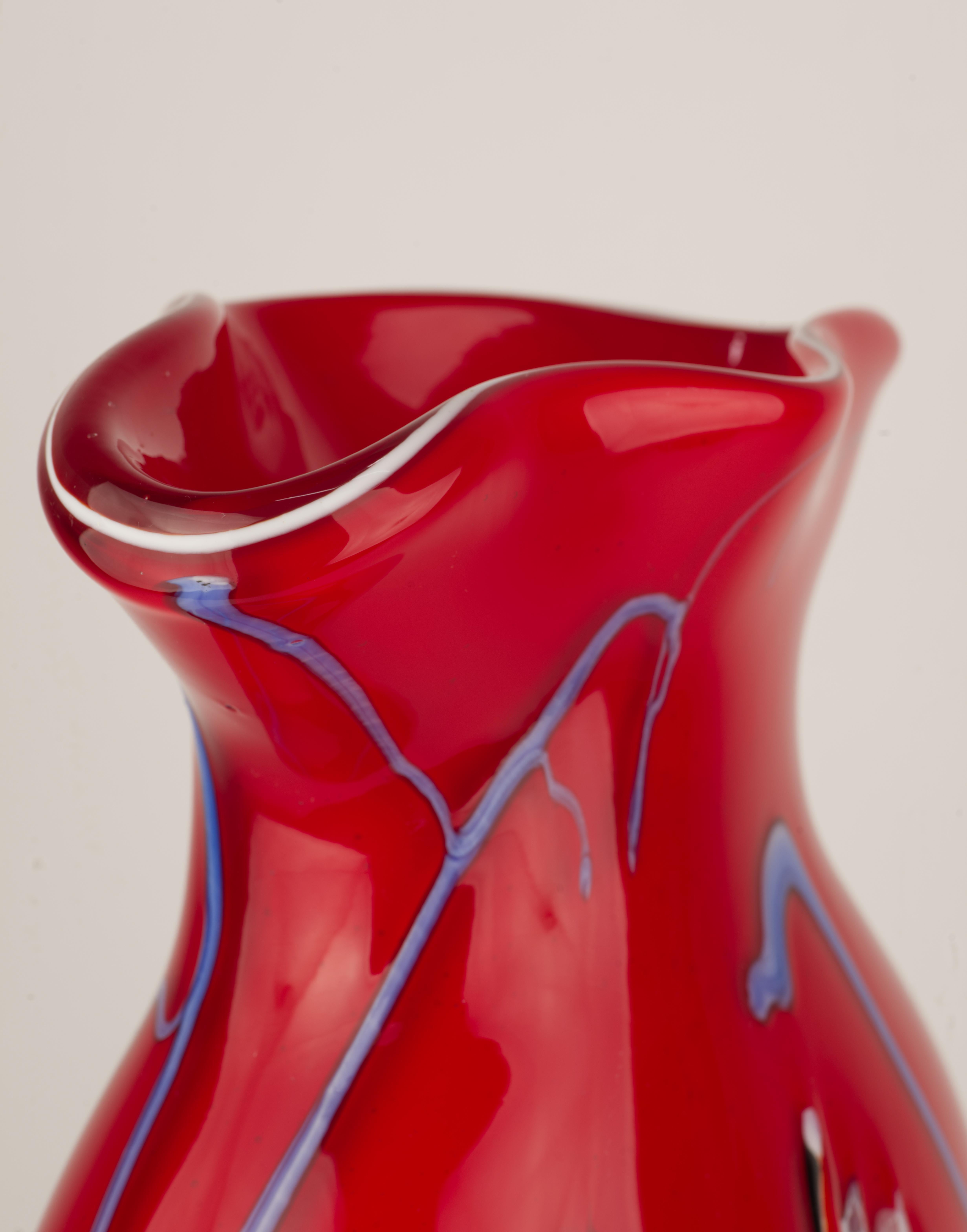 Grande vaso rosso Millefiori e Murine, vetro di Murano Nello stile di Dino Martens In condizioni buone in vendita a Clifton Springs, NY