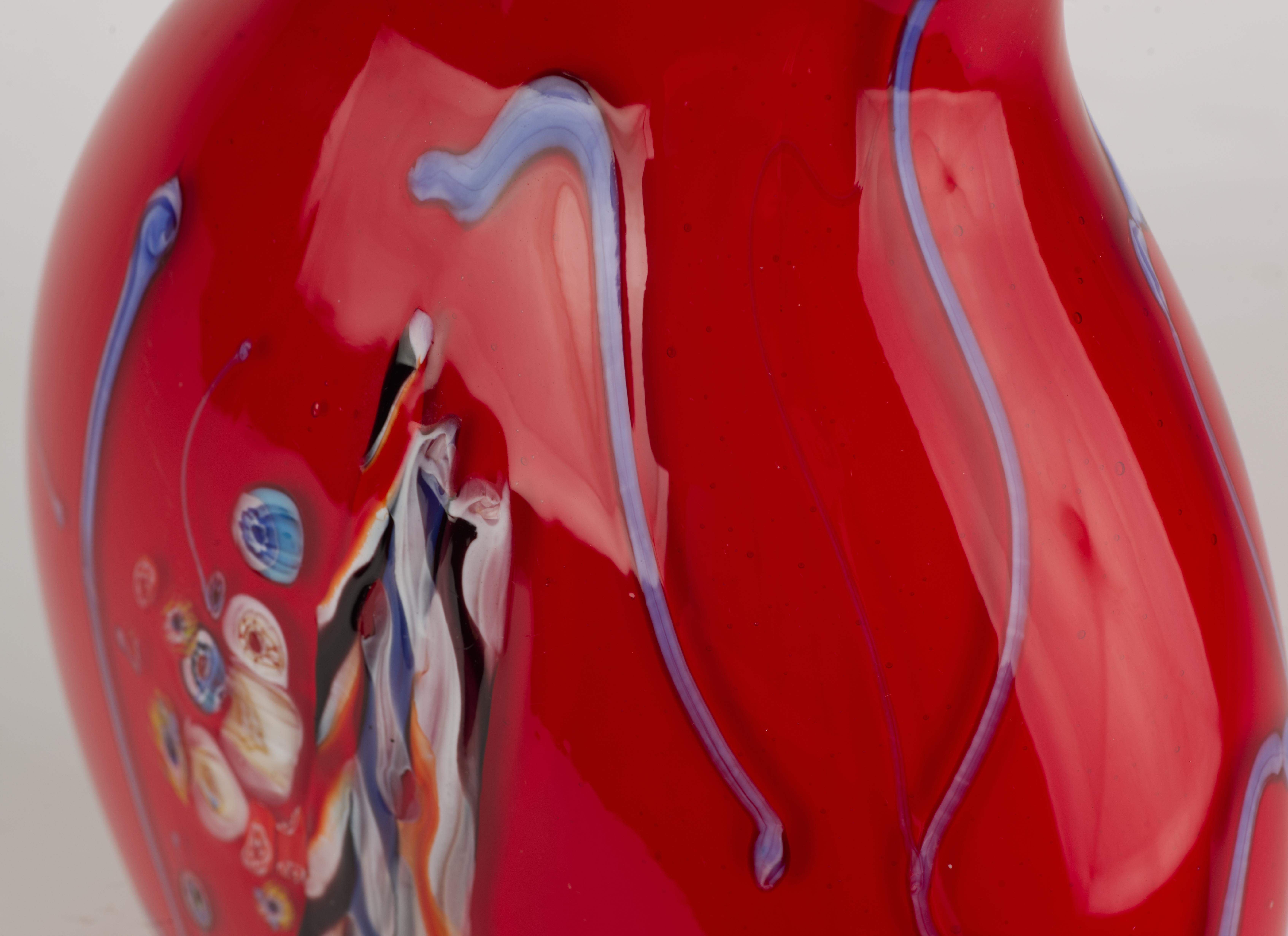 Grande vaso rosso Millefiori e Murine, vetro di Murano Nello stile di Dino Martens in vendita 1