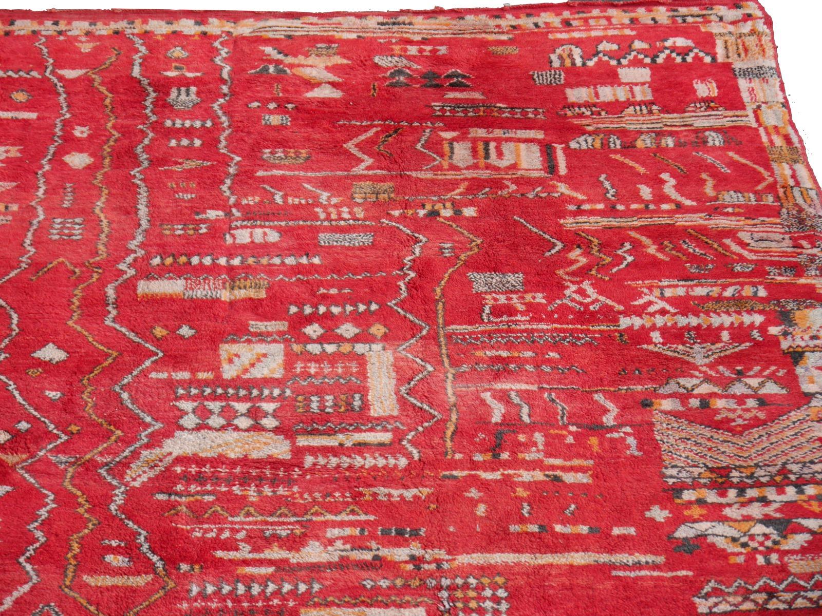 Großer roter marokkanischer Vintage-Teppich im nordafrikanischen Stammesmuster aus der Djoharian-Kollektion im Zustand „Gut“ im Angebot in Lohr, Bavaria, DE