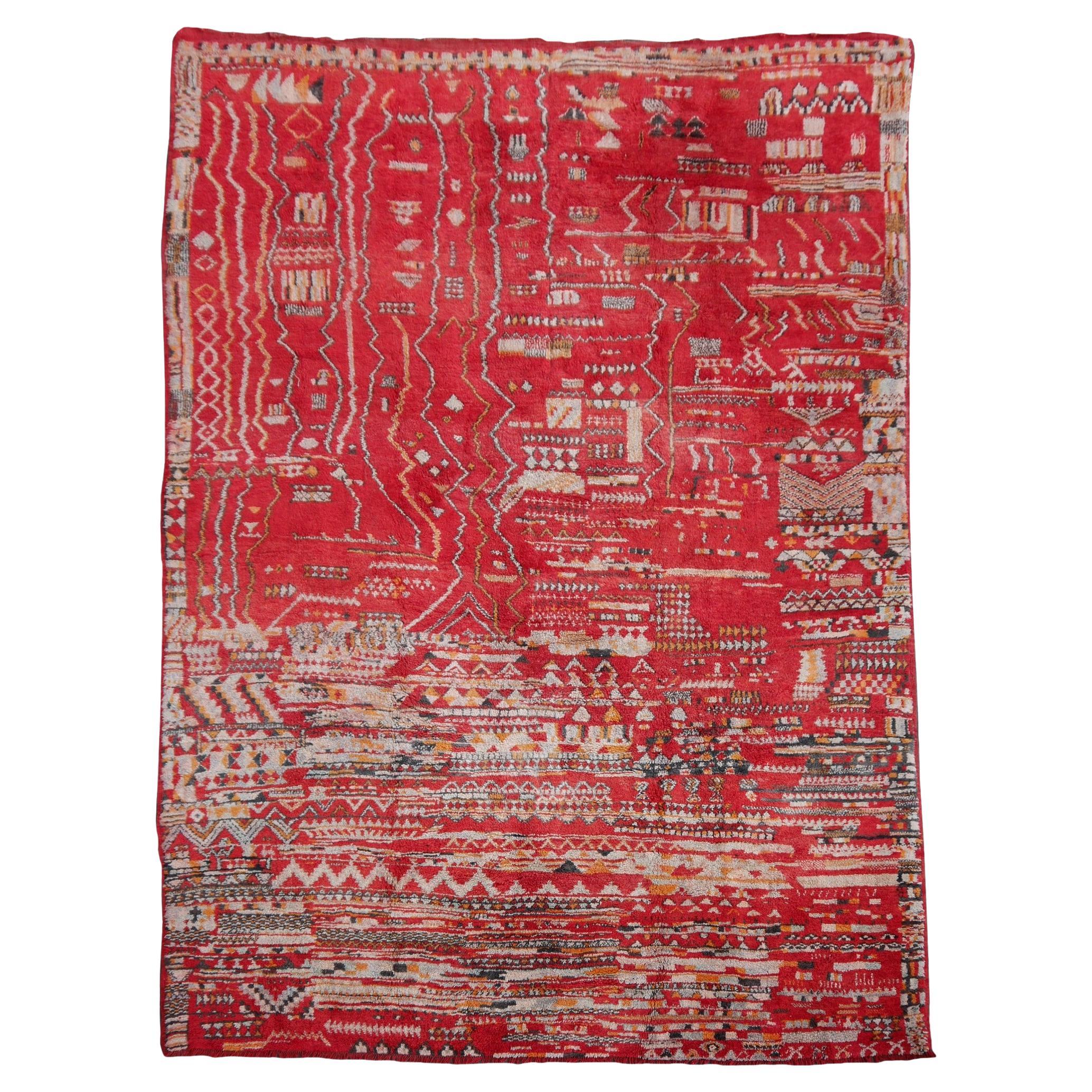 Grand tapis marocain rouge au design tribal nord-africain Collection Djoharian
