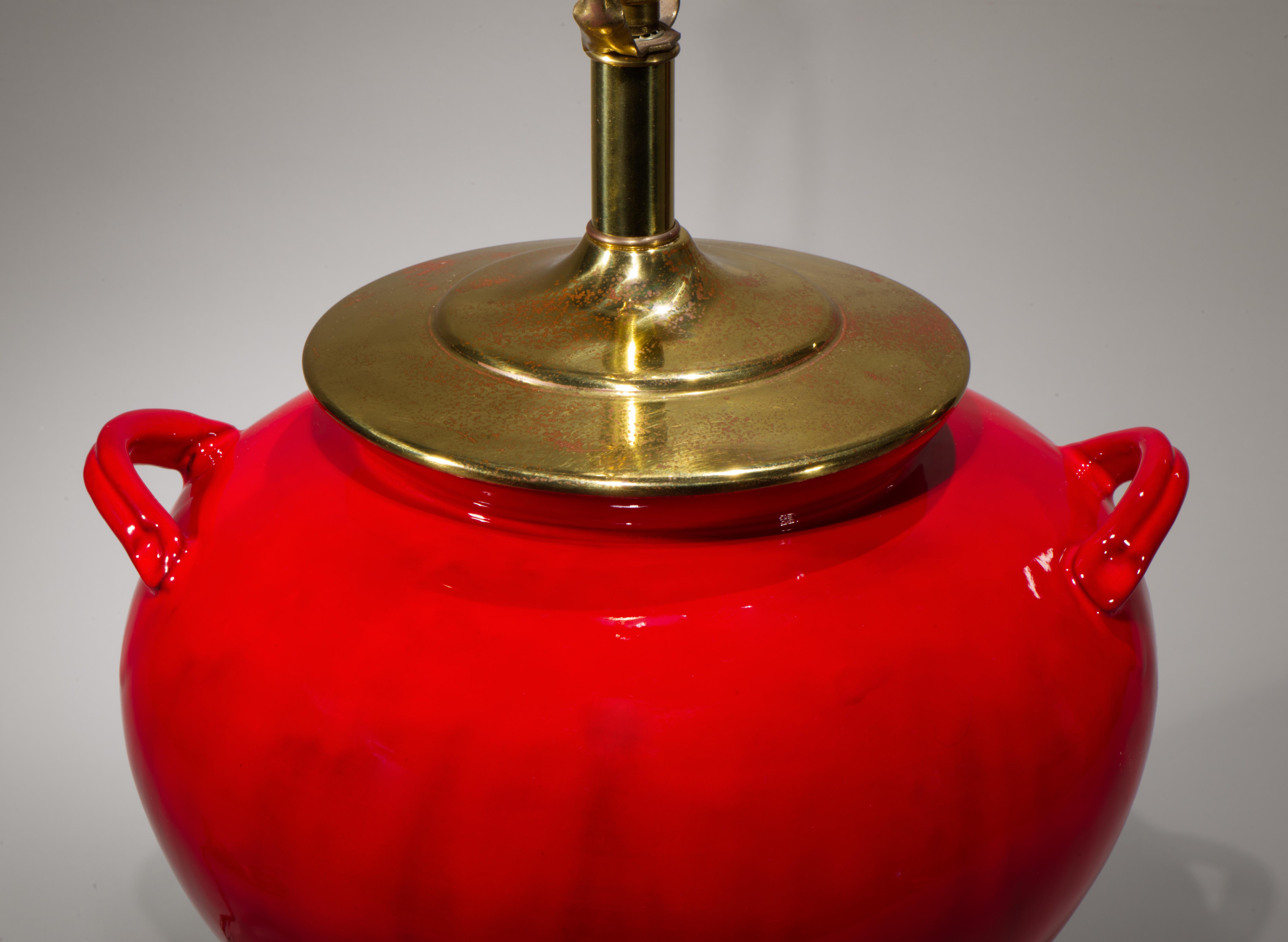 Große rote ochsenblutfarbene Chinoiserie-Keramik-Urnen-Tischlampe, 1970er-1980er Jahre (Moderne der Mitte des Jahrhunderts) im Angebot