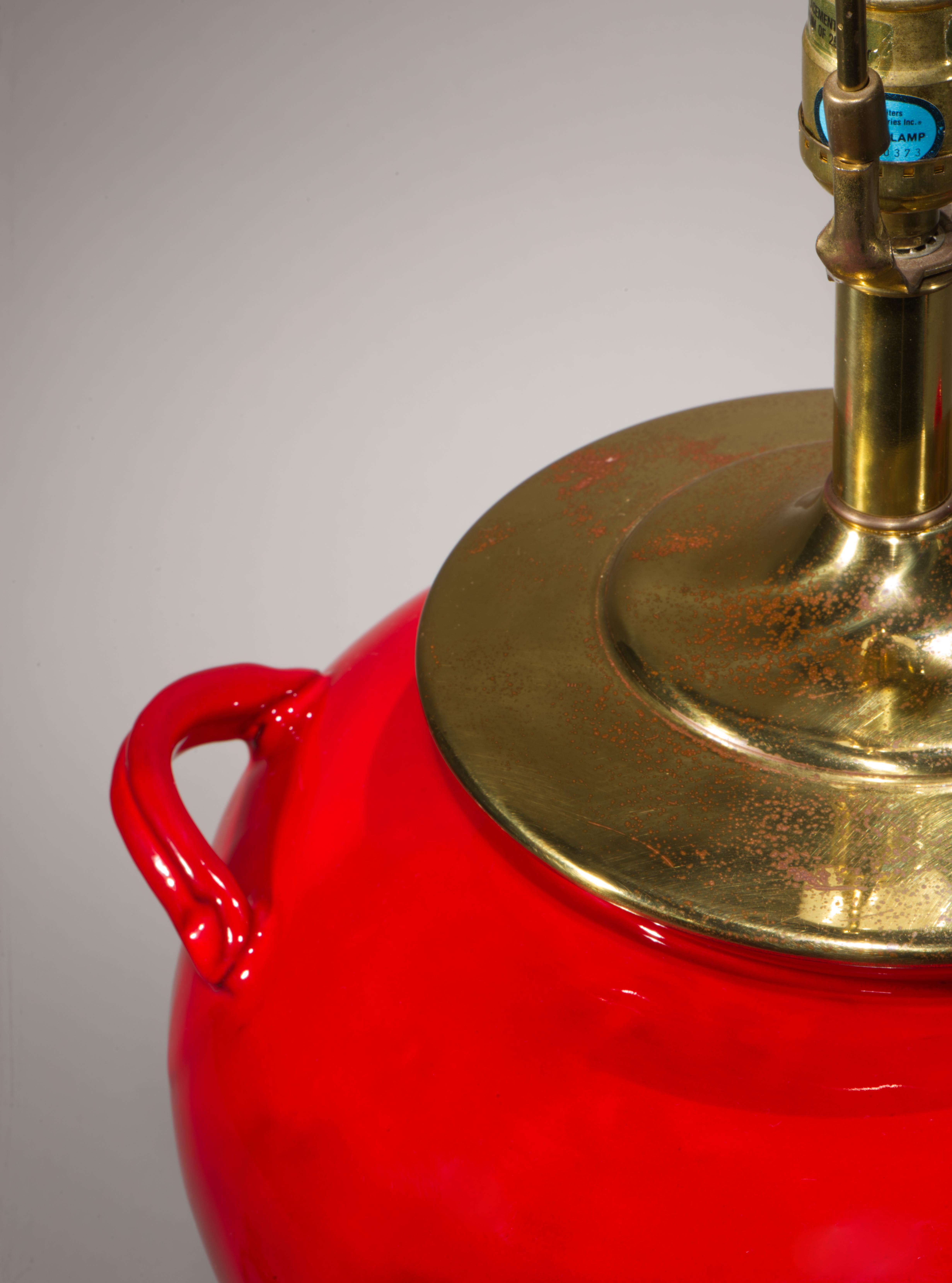 Große rote ochsenblutfarbene Chinoiserie-Keramik-Urnen-Tischlampe, 1970er-1980er Jahre (Glasiert) im Angebot