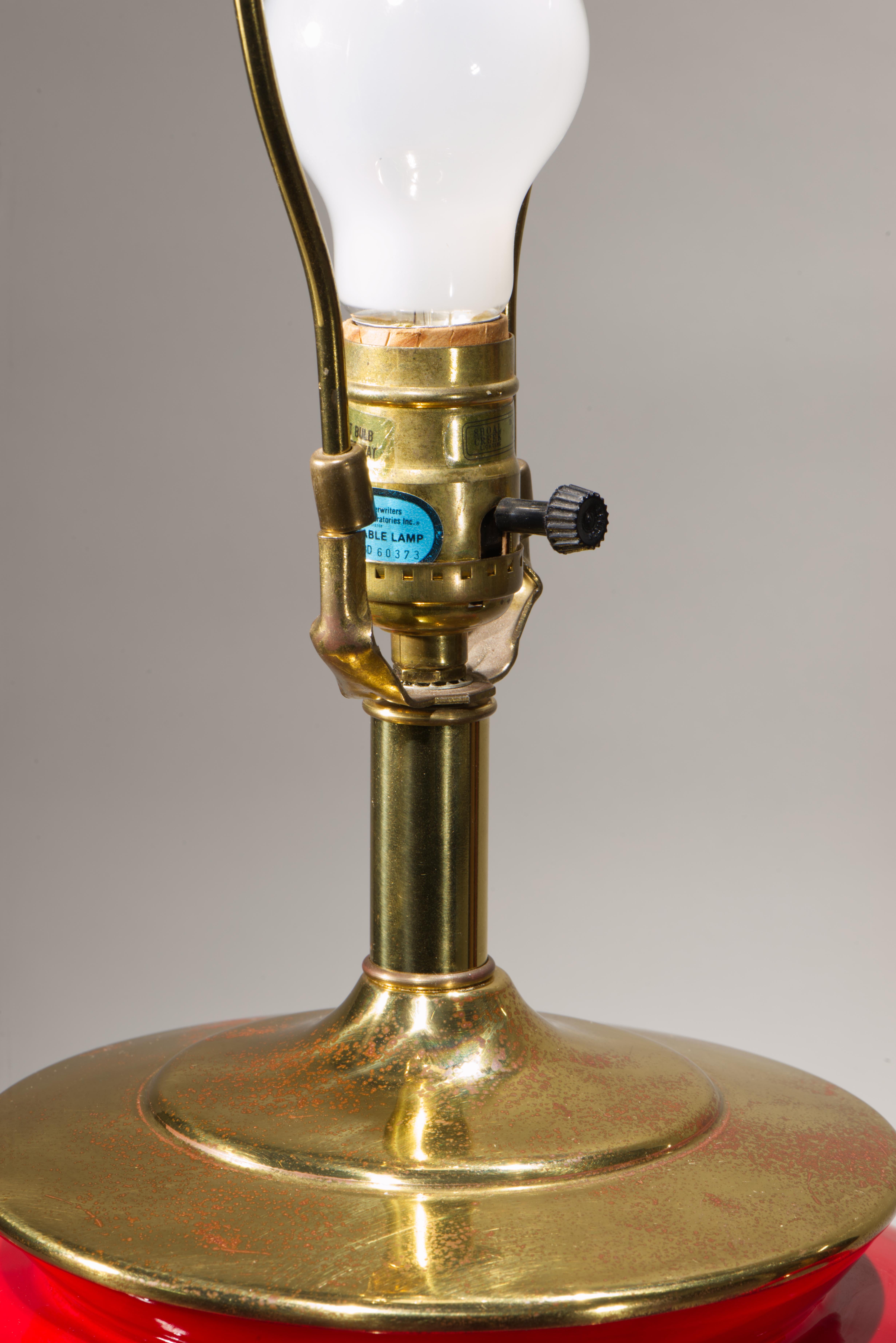 Große rote ochsenblutfarbene Chinoiserie-Keramik-Urnen-Tischlampe, 1970er-1980er Jahre im Zustand „Gut“ im Angebot in Clifton Springs, NY