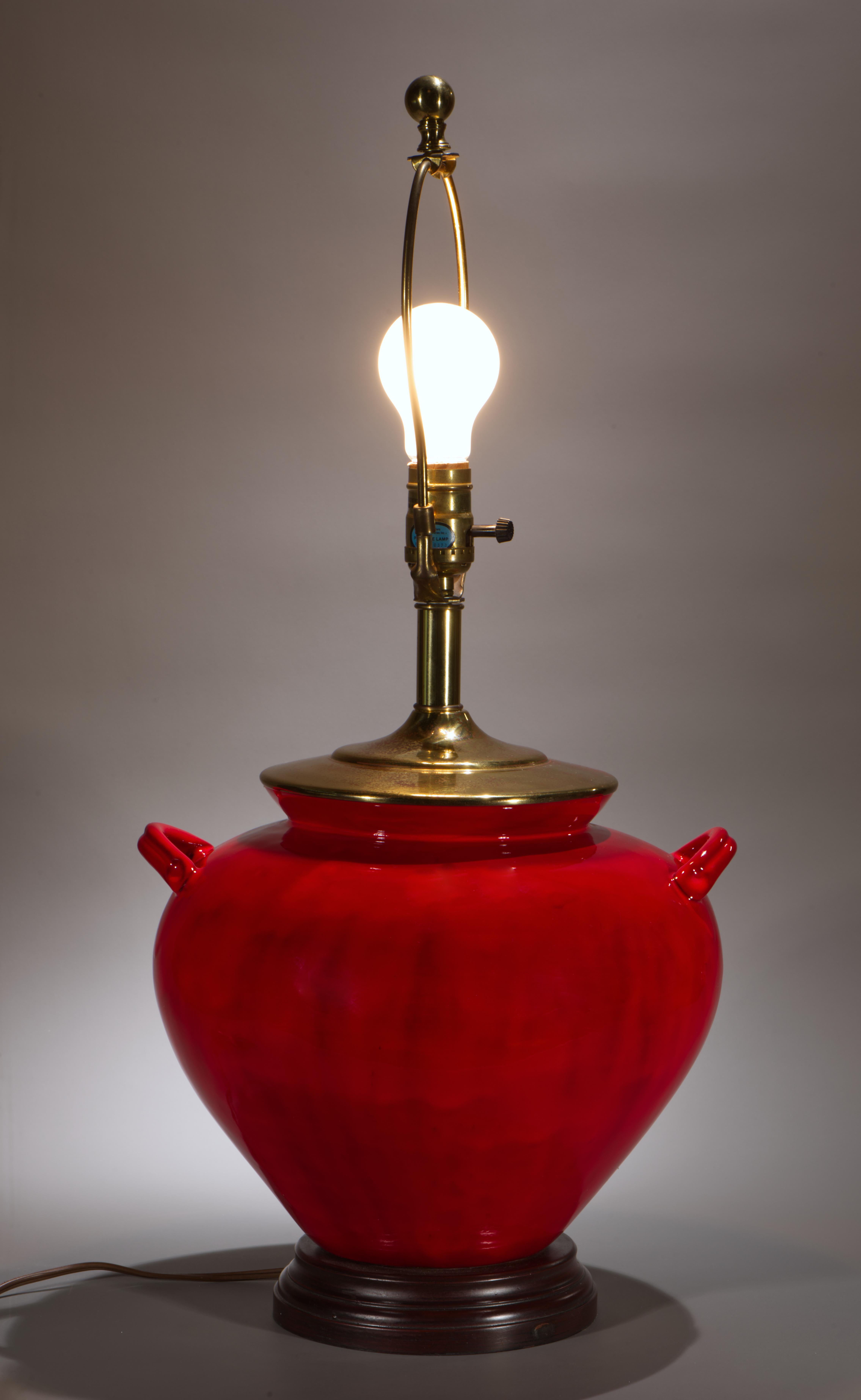 Große rote ochsenblutfarbene Chinoiserie-Keramik-Urnen-Tischlampe, 1970er-1980er Jahre im Angebot 1