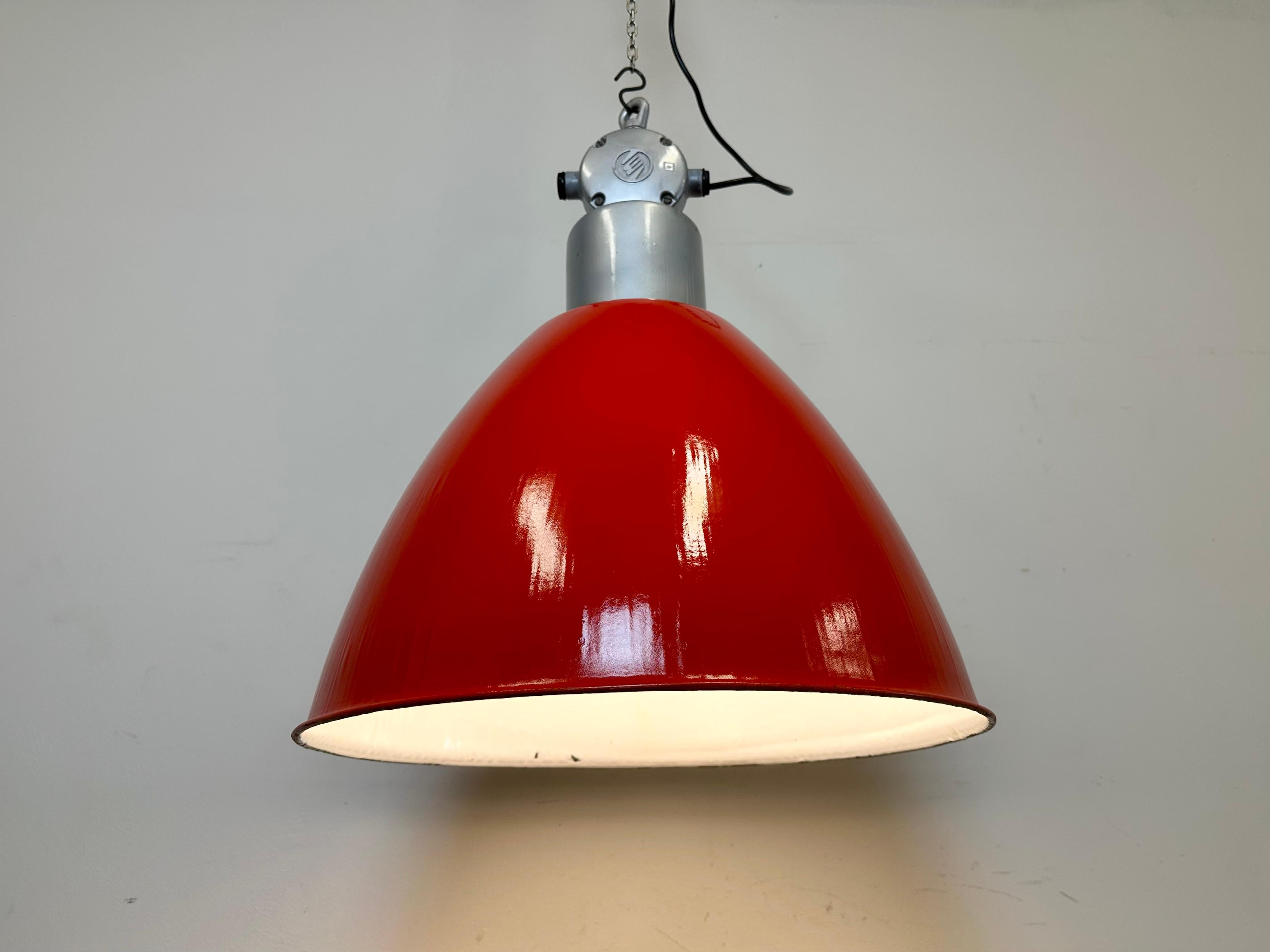 Große rot lackierte Industrie-Fabrik-Lampe von Elektrosvit, 1960er Jahre im Angebot 3