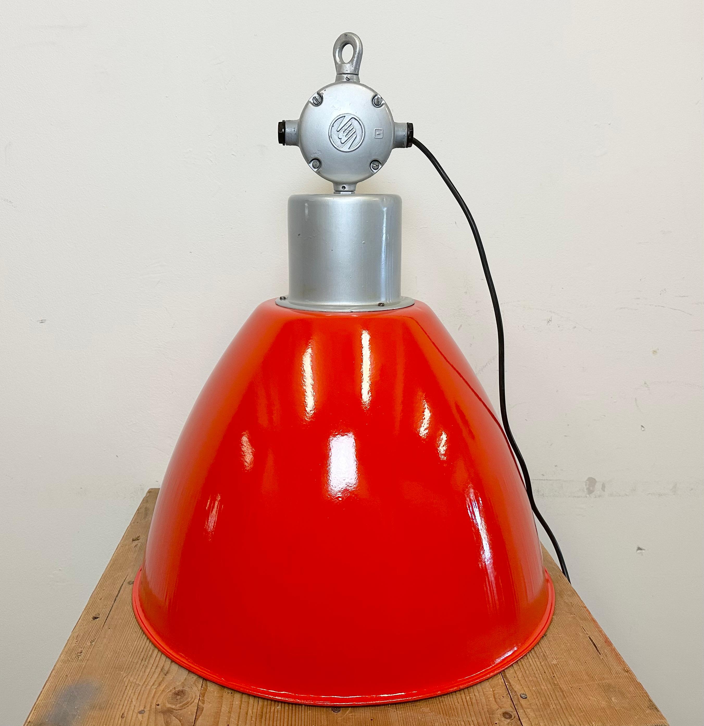Große rot lackierte Industrie-Fabrik-Lampe von Elektrosvit, 1960er Jahre im Angebot 4