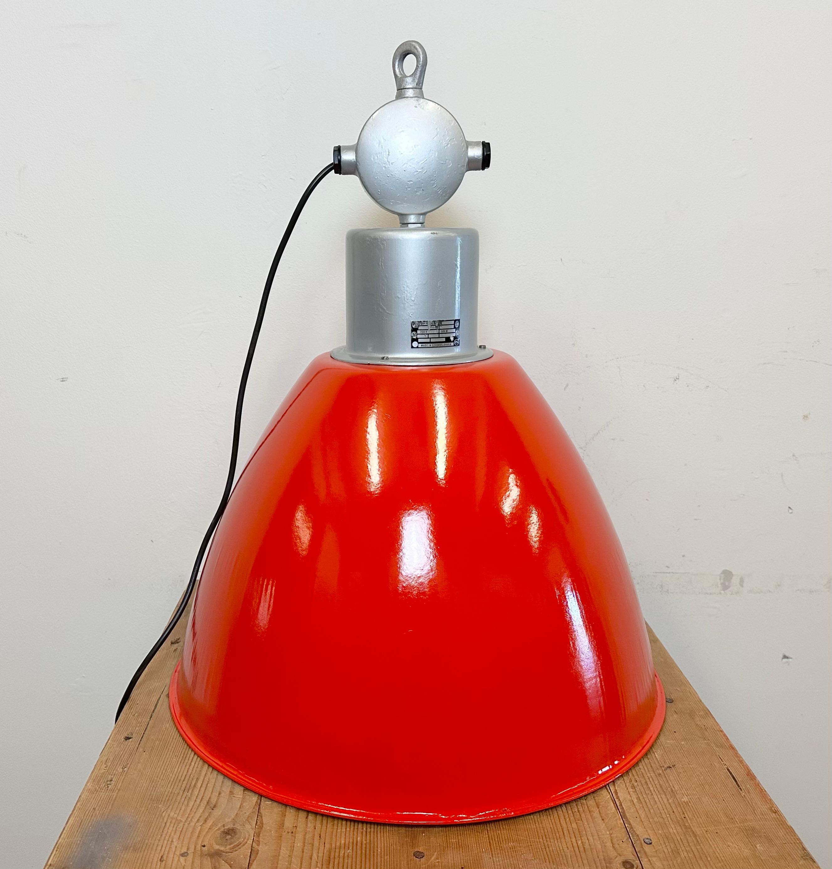 Große rot lackierte Industrie-Fabrik-Lampe von Elektrosvit, 1960er Jahre im Angebot 5