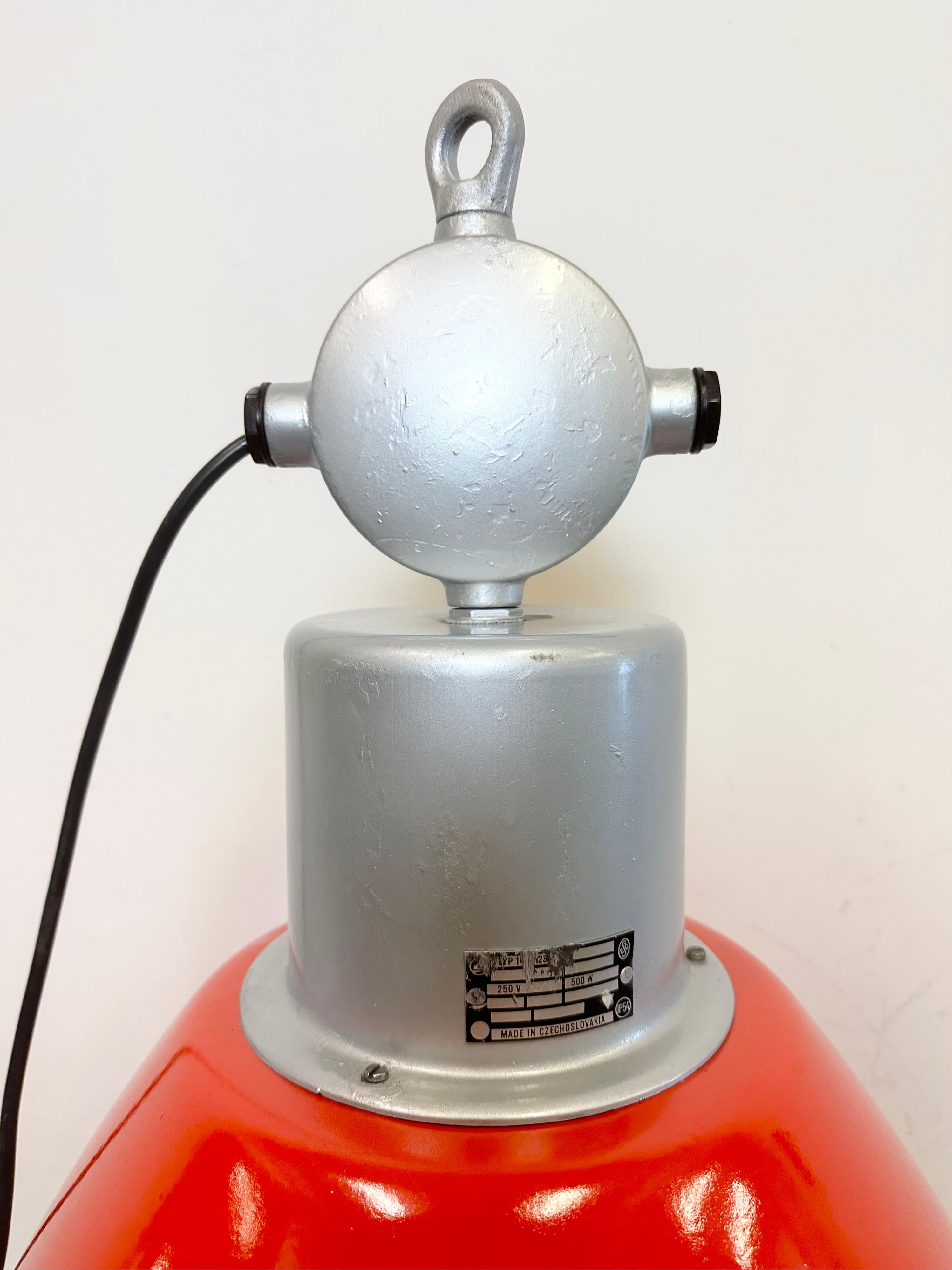 Große rot lackierte Industrie-Fabrik-Lampe von Elektrosvit, 1960er Jahre im Angebot 6