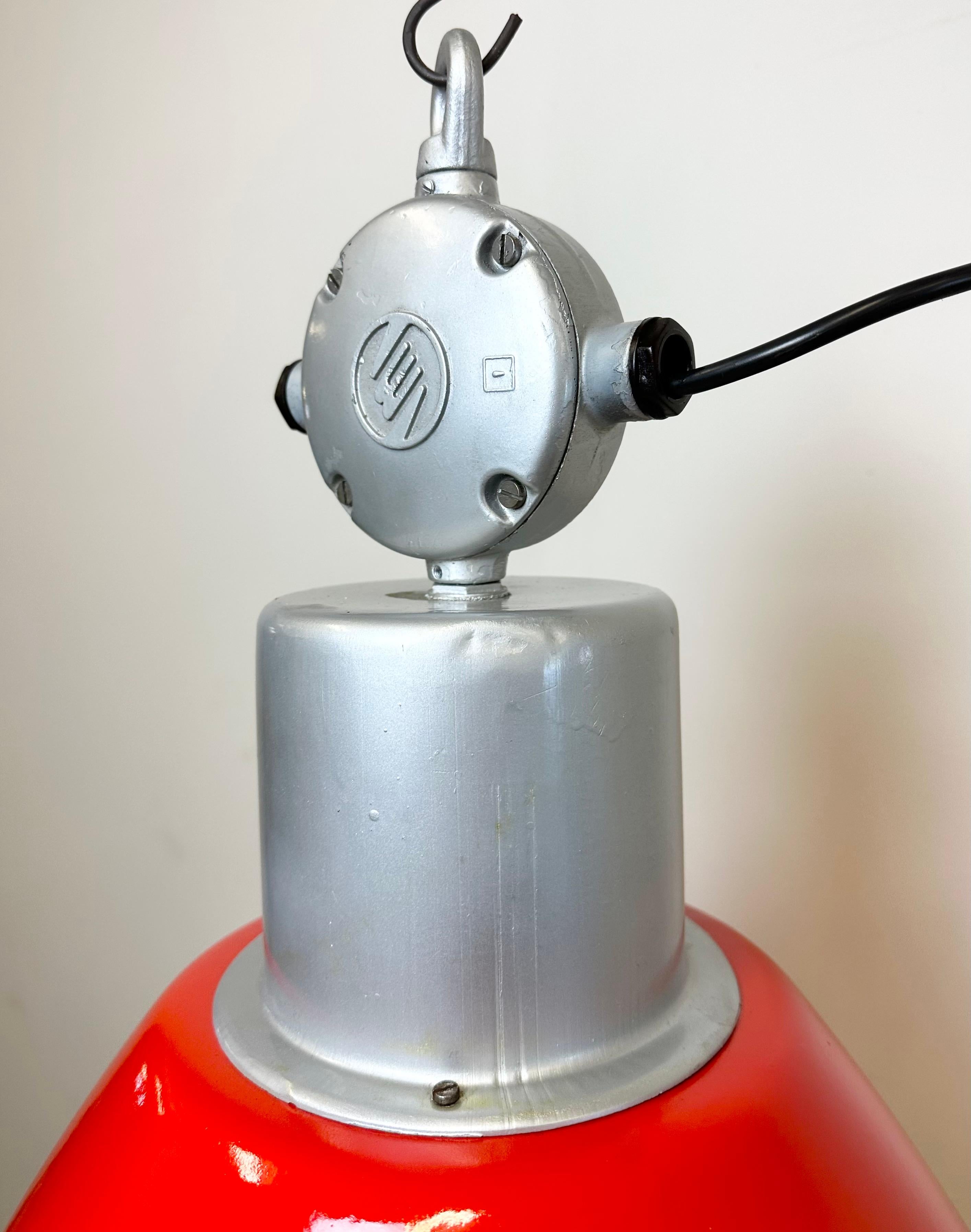 Große rot lackierte Industrie-Fabrik-Lampe von Elektrosvit, 1960er Jahre im Zustand „Gut“ im Angebot in Kojetice, CZ