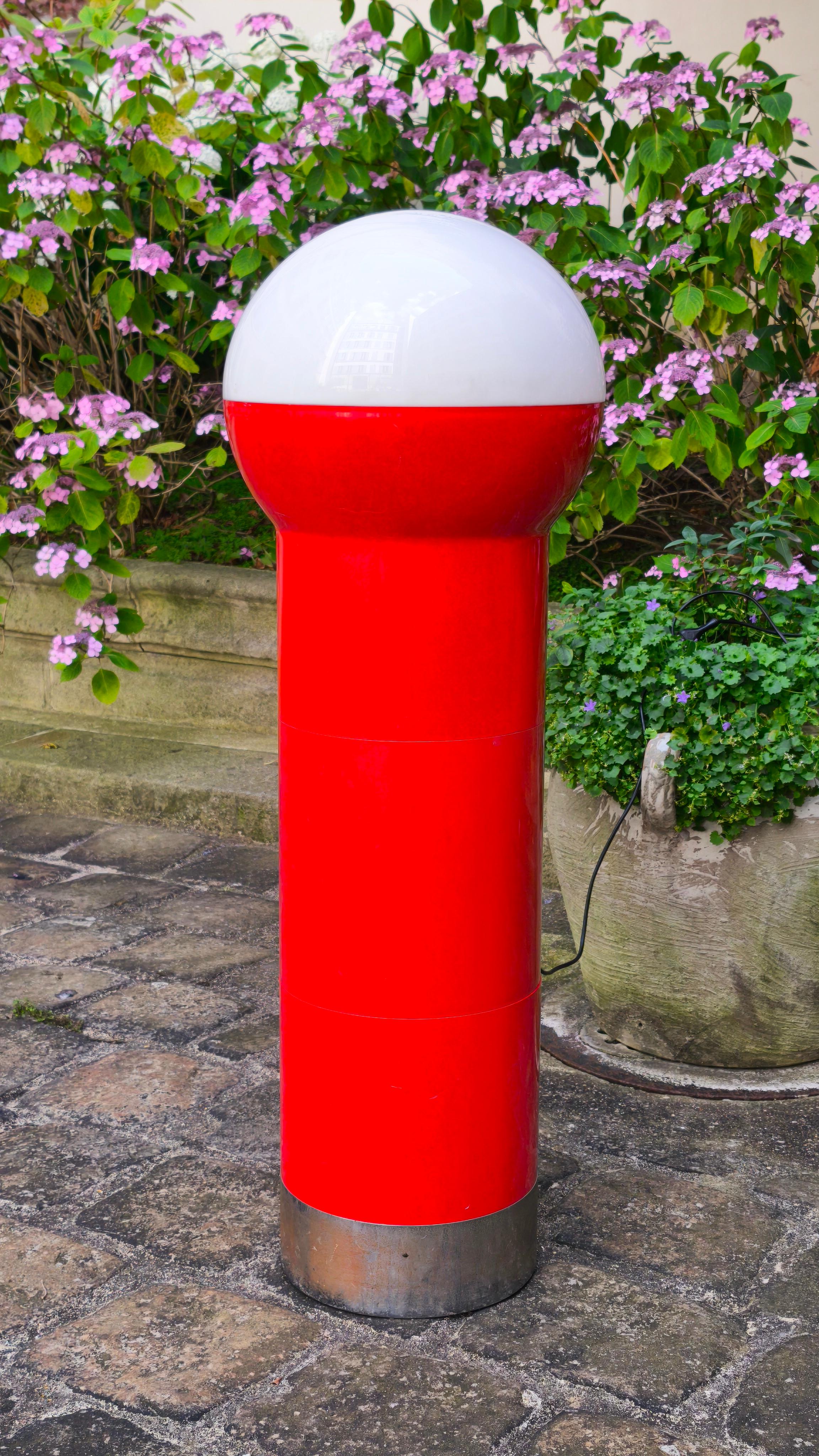 Große rote Kunststofflampe, 1970er Jahre, zugeschrieben Gae Aulenti.
.
Mit einer Höhe von ca. 110 cm besteht er aus 4 trennbaren Elementen und einer Weltkugel mit einem Durchmesser von ca. 40 cm (die Elemente können für den Transport getrennt