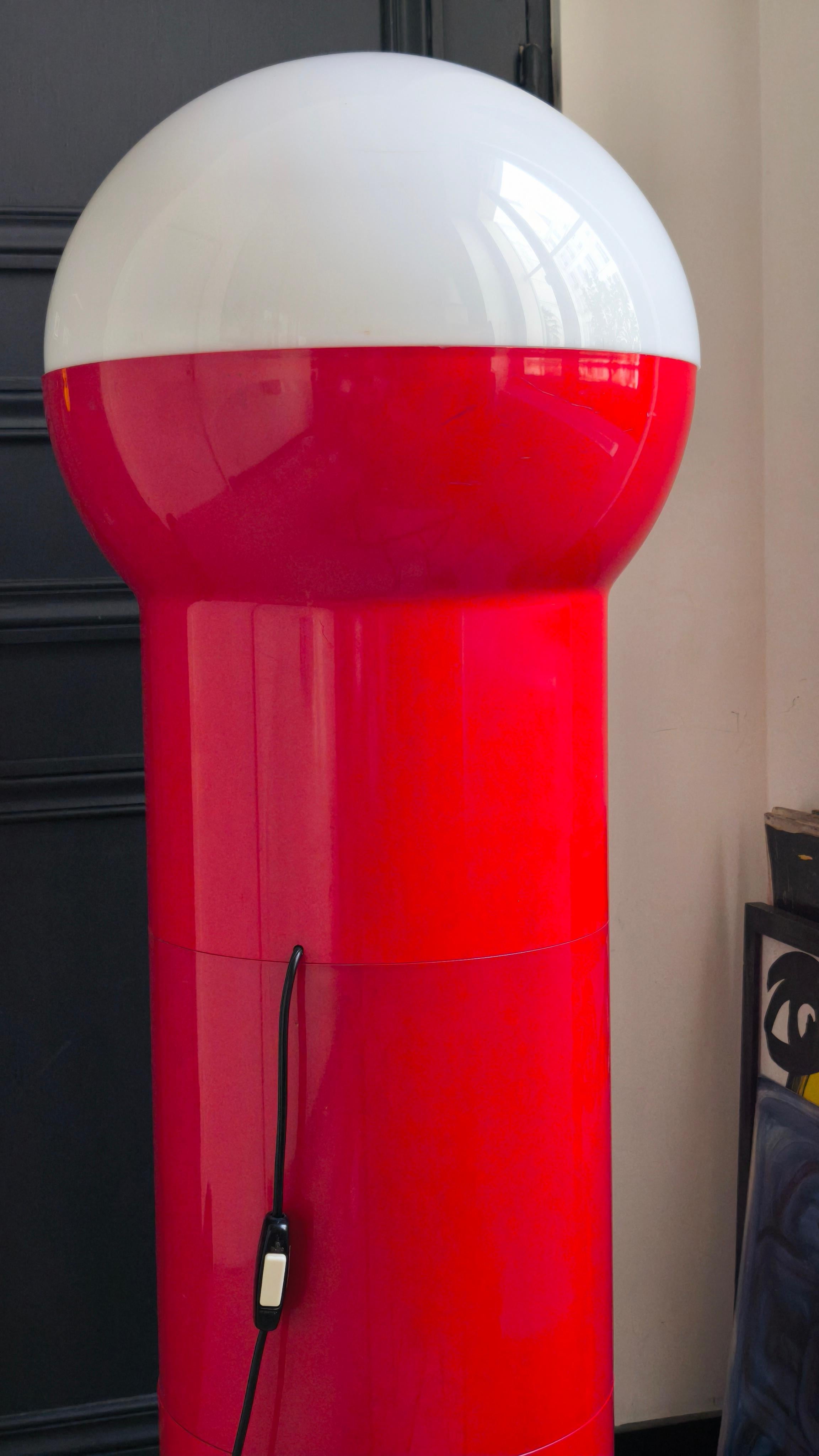Große rote Kunststofflampe, 1970er Jahre, zugeschrieben Gae Aulenti (Chrom) im Angebot