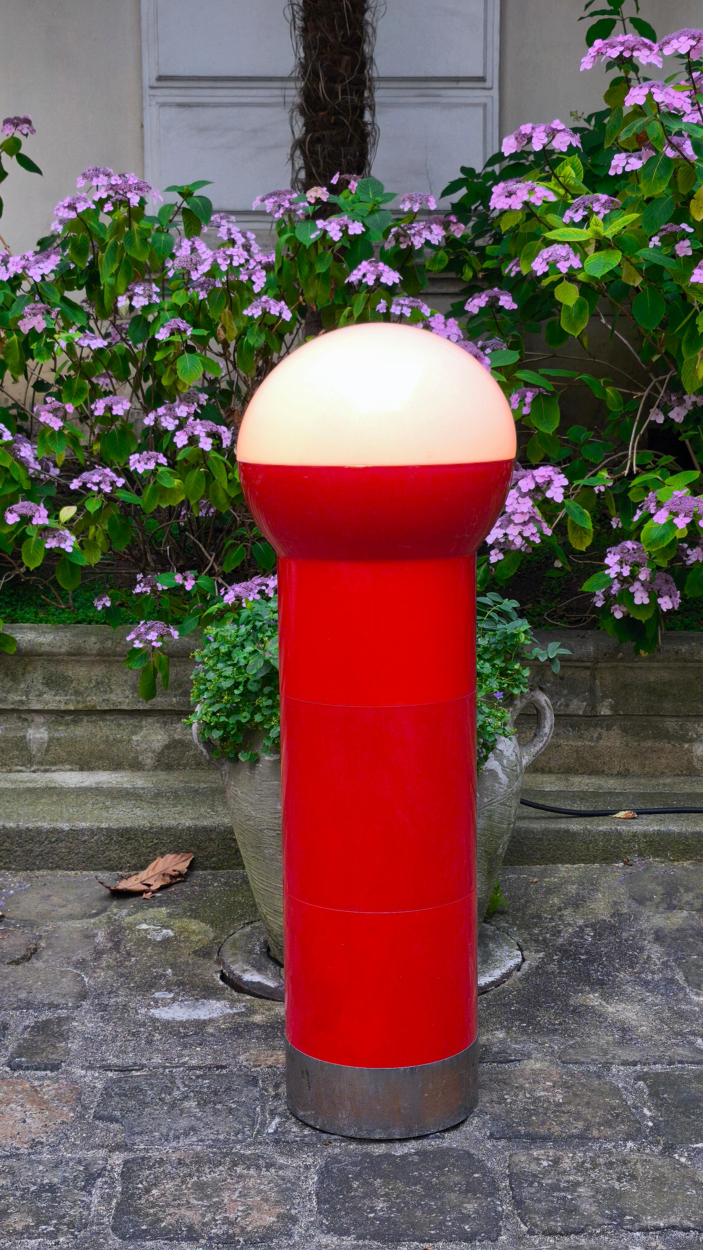 Große rote Kunststofflampe, 1970er Jahre, zugeschrieben Gae Aulenti im Angebot 1