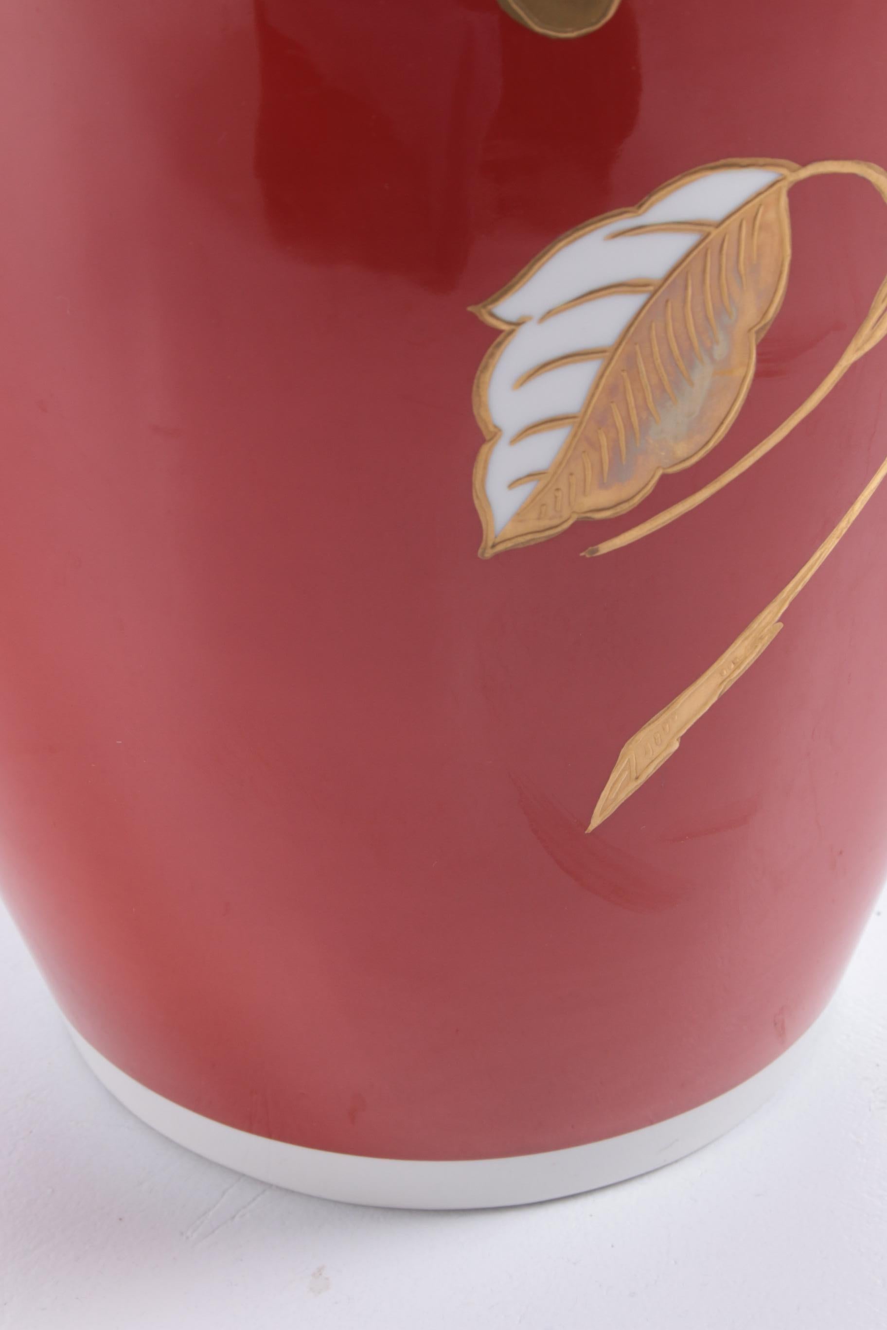 Vaso molto grande in porcellana rossa con fiori dorati VEB Wallendorf 1960 in vendita 2