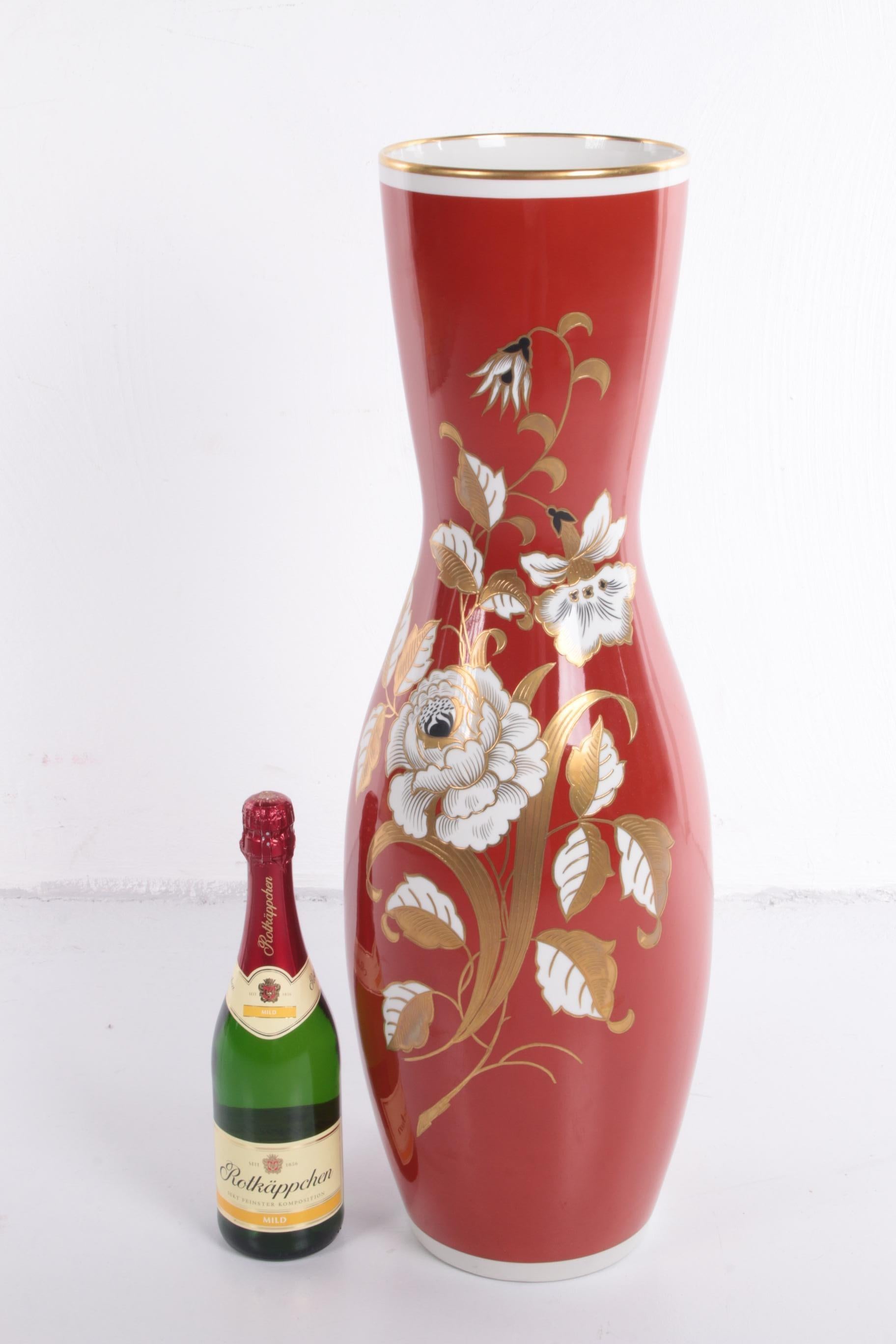 Allemand Très grand vase en porcelaine rouge avec fleurs dorées VEB Wallendorfer 1960 en vente