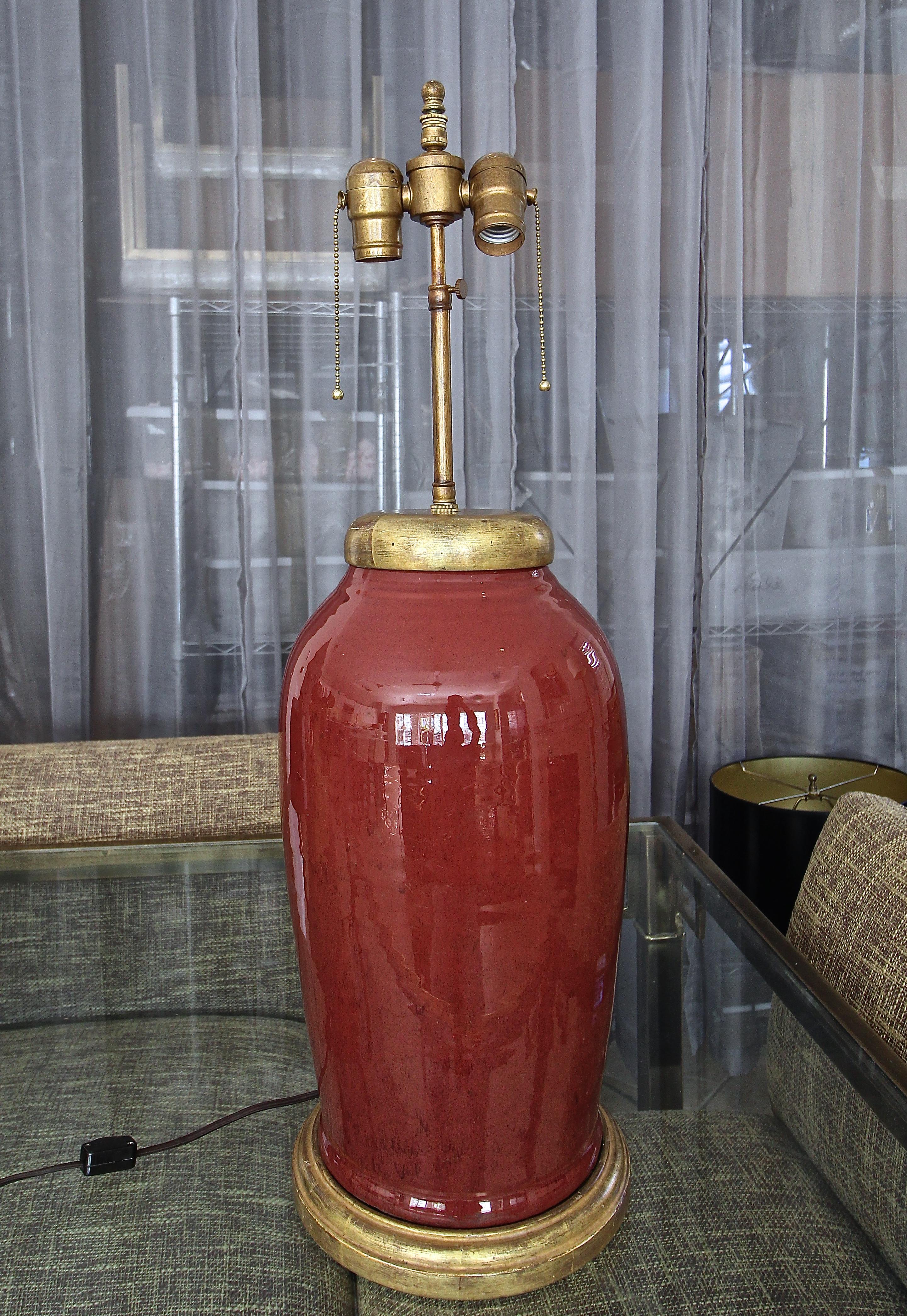 Gran lámpara de mesa china de porcelana dorada al agua de color sangre de buey en Bueno estado para la venta en Palm Springs, CA