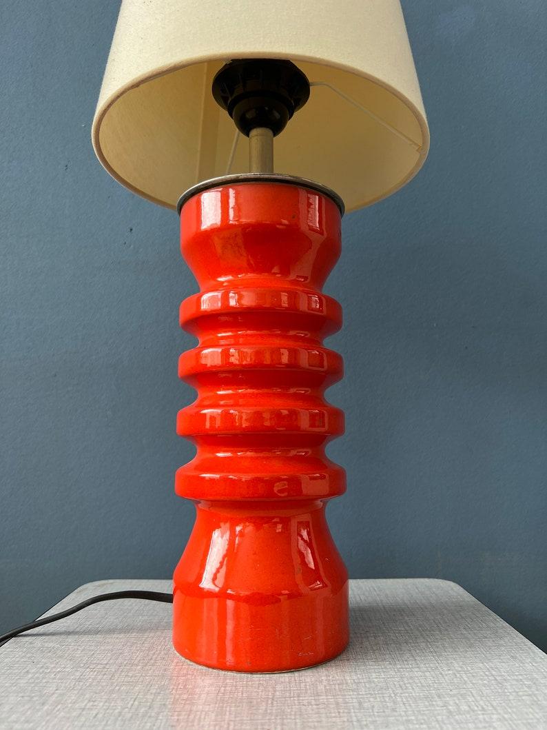 Ère spatiale Grande lampe de table du milieu du siècle en céramique rouge à fleurs d'A Space, 1970 en vente